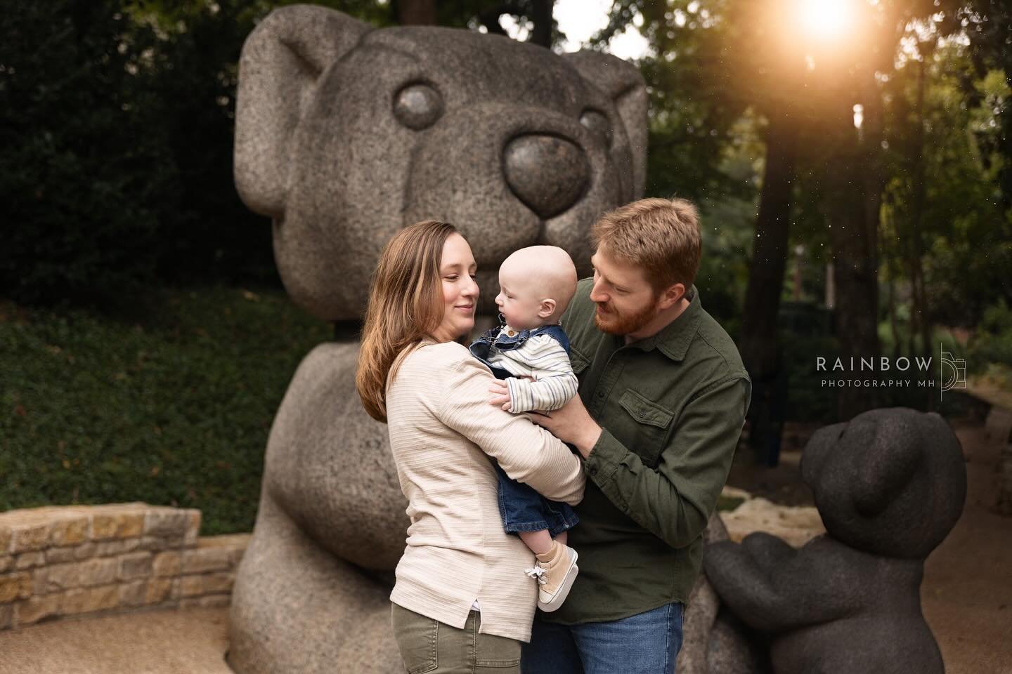 Falling leaves and your baby&rsquo;s first autumn make for the sweetest memories. www.rainbowphotomh.com 

#dallasnewbornphotographer #highlandpark #dallastx #dallasmoms #fortworthphotographer #autumnweather #autumninspiration #dallasfallminisessions