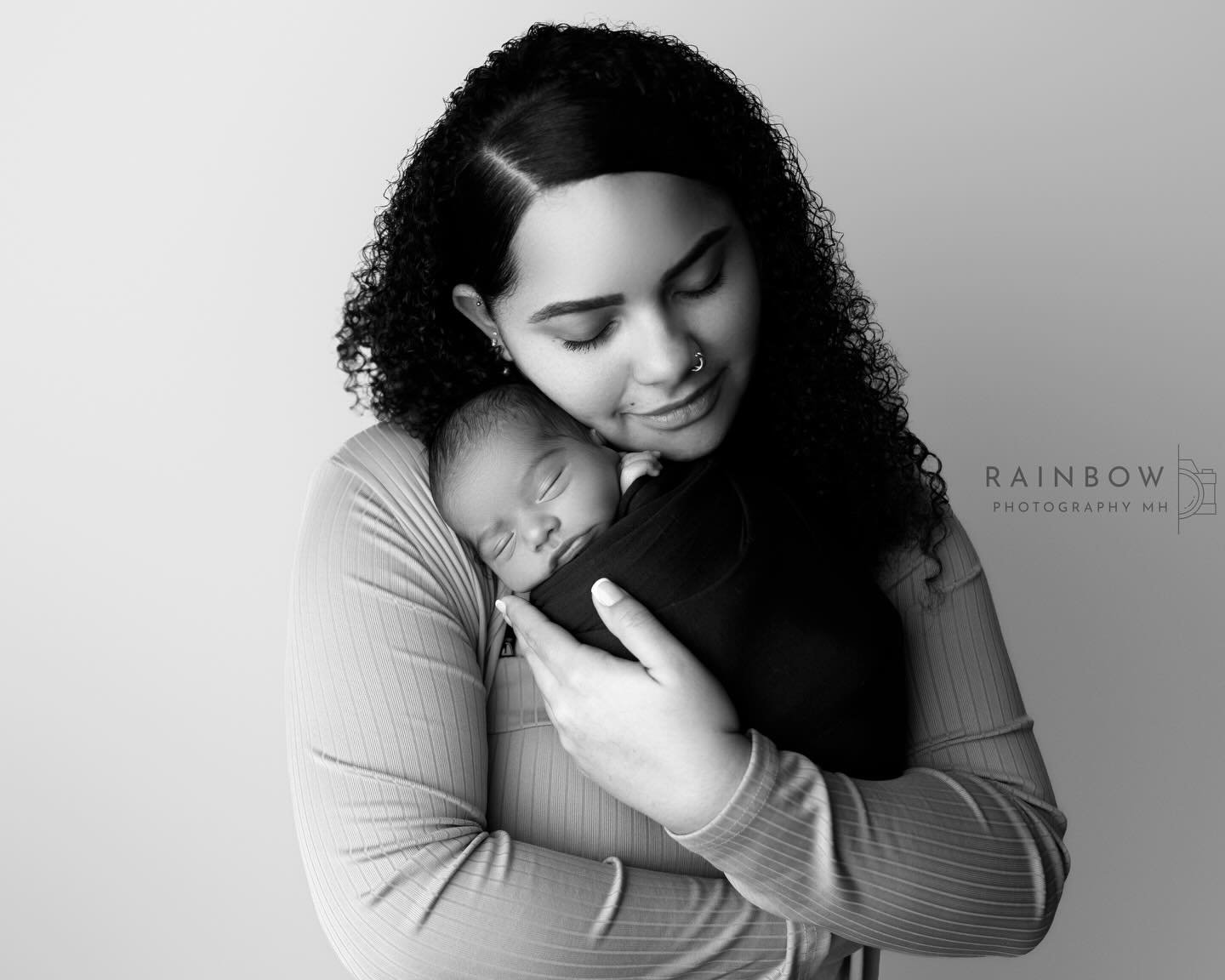 Holding your whole world, with your hands ✨

www.rainbowphotomh.com 

#dallasnewbornphotographer #arlingtontx #texasbaby #dallasmoms #fortworthphotographer #dallasphotography #texasnewbornphotographer