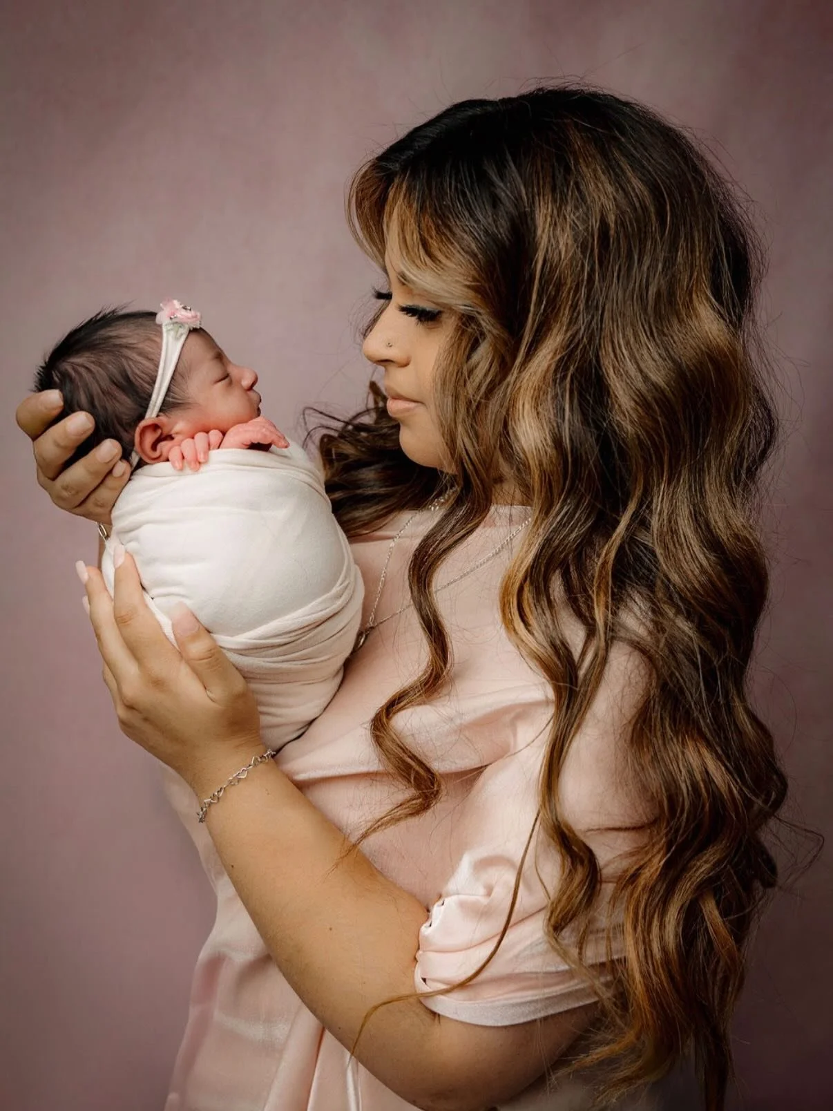 She brings a deeper bond and a whole new kind of love to the family. 🤍 www.rainbowphotomh.com 

✨Now booking! 

#dallasnewbornphotographer #dallastx #arlingtontx #arlingtontxphotographer #texasnewbornphotographer