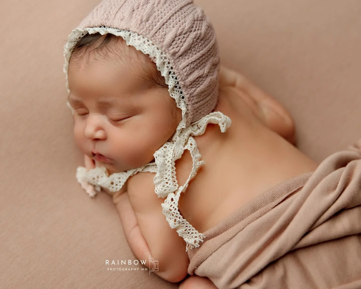 Every minute of this session was so special ✨ www.rainbowphotomh.com 

#dallasnewbornphotographer #arlingtontxphotographer #fortworthphotographer #texasbaby #texasnewbornphotographer