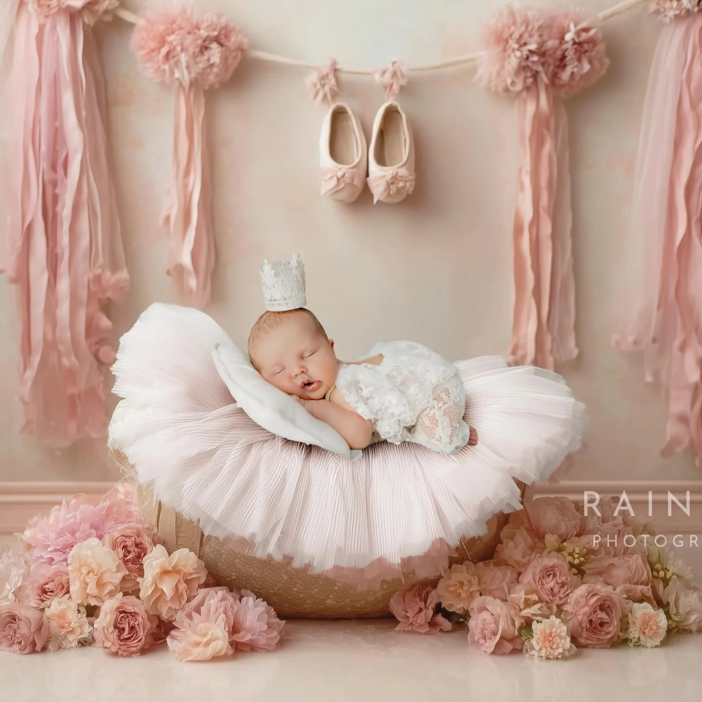 Turning their world pink. 🩷
www.rainbowphotomh.com 

#dallasmoms #dallasnewbornphotographer #fortworthnewbornphotographer #arlingtontx #dfwphotographer
