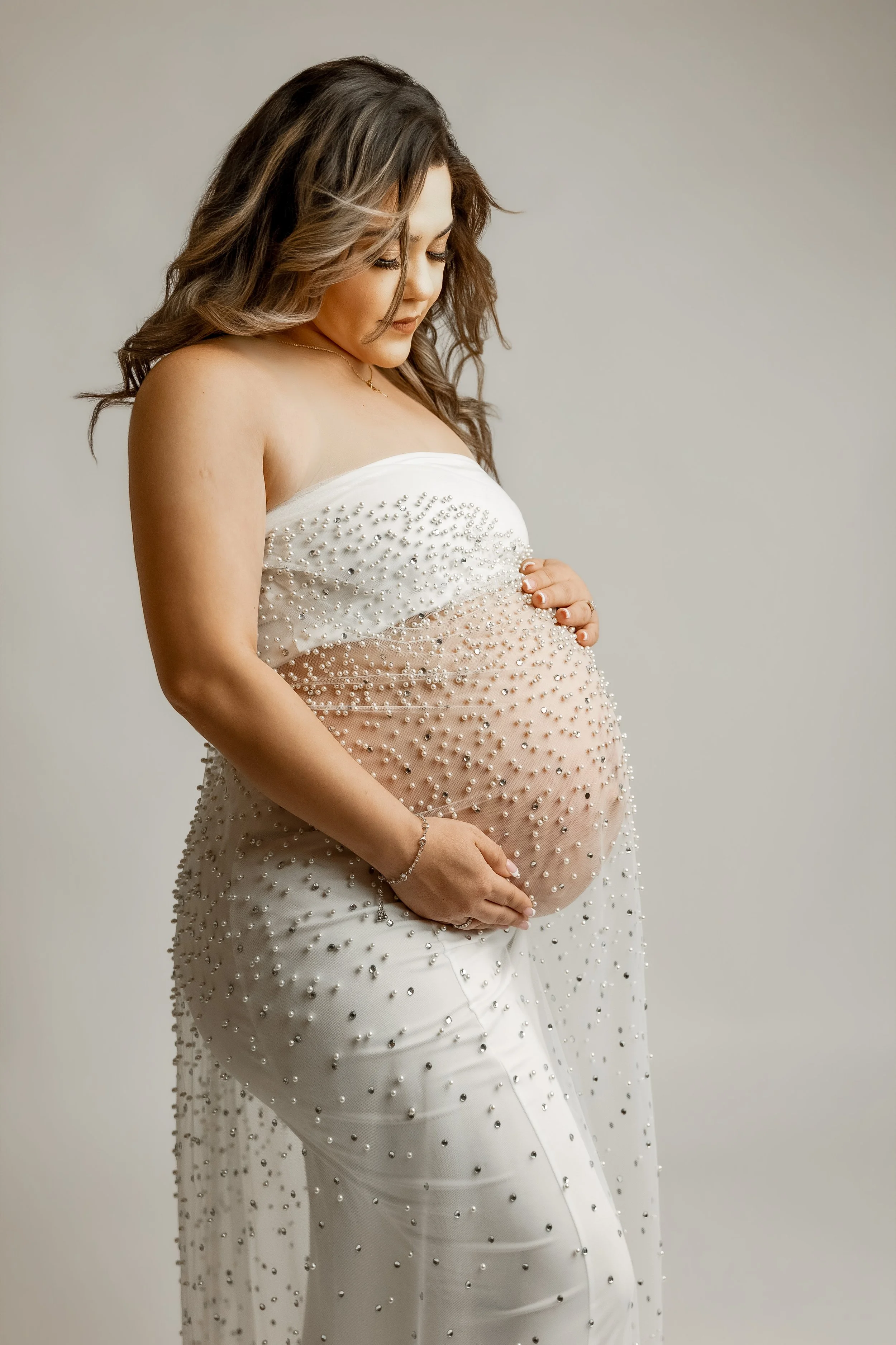all white maternity session simple photographer Fort Worth tx