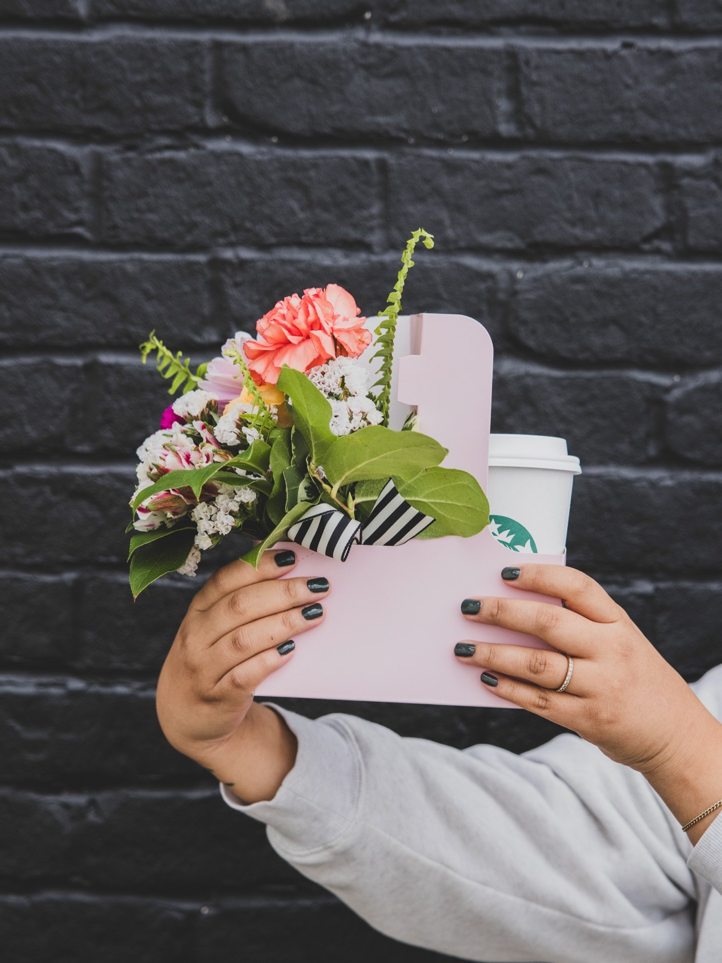 Mother&rsquo;s Day is almost here 💐

We&rsquo;re giving away flowers from Bella Rosa &amp; coffee to 5 amazing moms (or mom figures) in our community!

Know someone who deserves to be celebrated? Tag them in the comments before Wednesday at noon ⬇️
