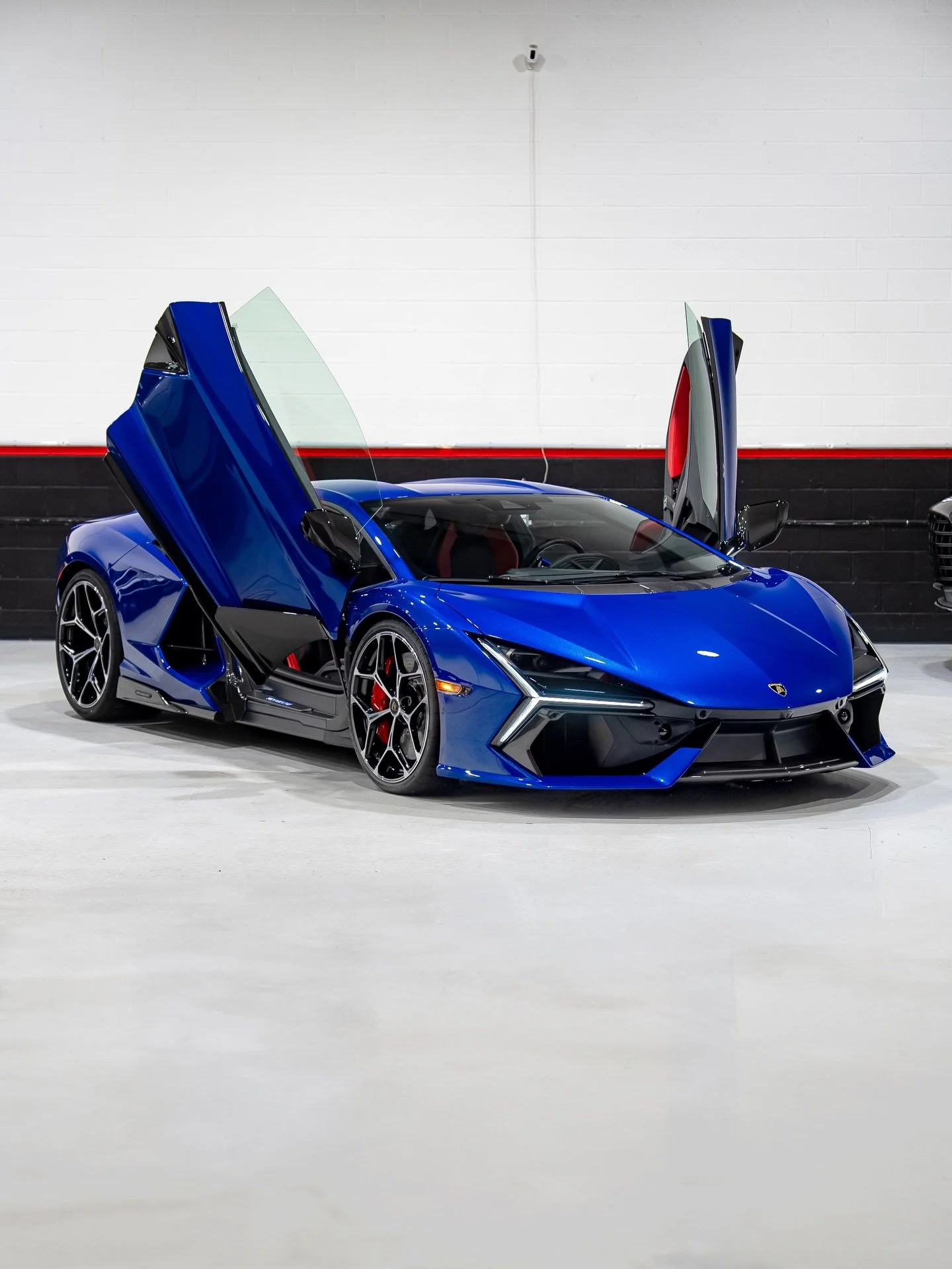 Superman Spec Lamborghini Revuelto 🔥 Can you guess the paint name? We suited this one up from head to toe in ultra-gloss PPF. Tailor-made, all edges wrapped and minimal seams throughout for a truly invisible final finish. We topped off this project 