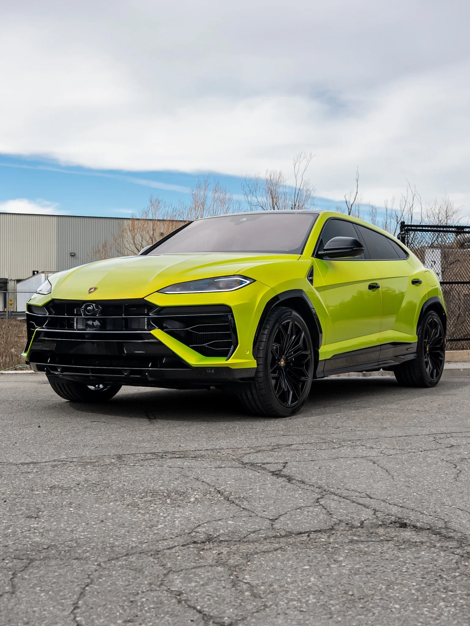 When life gives you limes 🍋&zwj;🟩 Spec it in Verde Citrea

This Lamborghini Urus SE just left the shop sealed from head to toe in ultra gloss paint protection film. No more rock chips, and maximum shine for this stunning Ad Personam paint.

#lambor