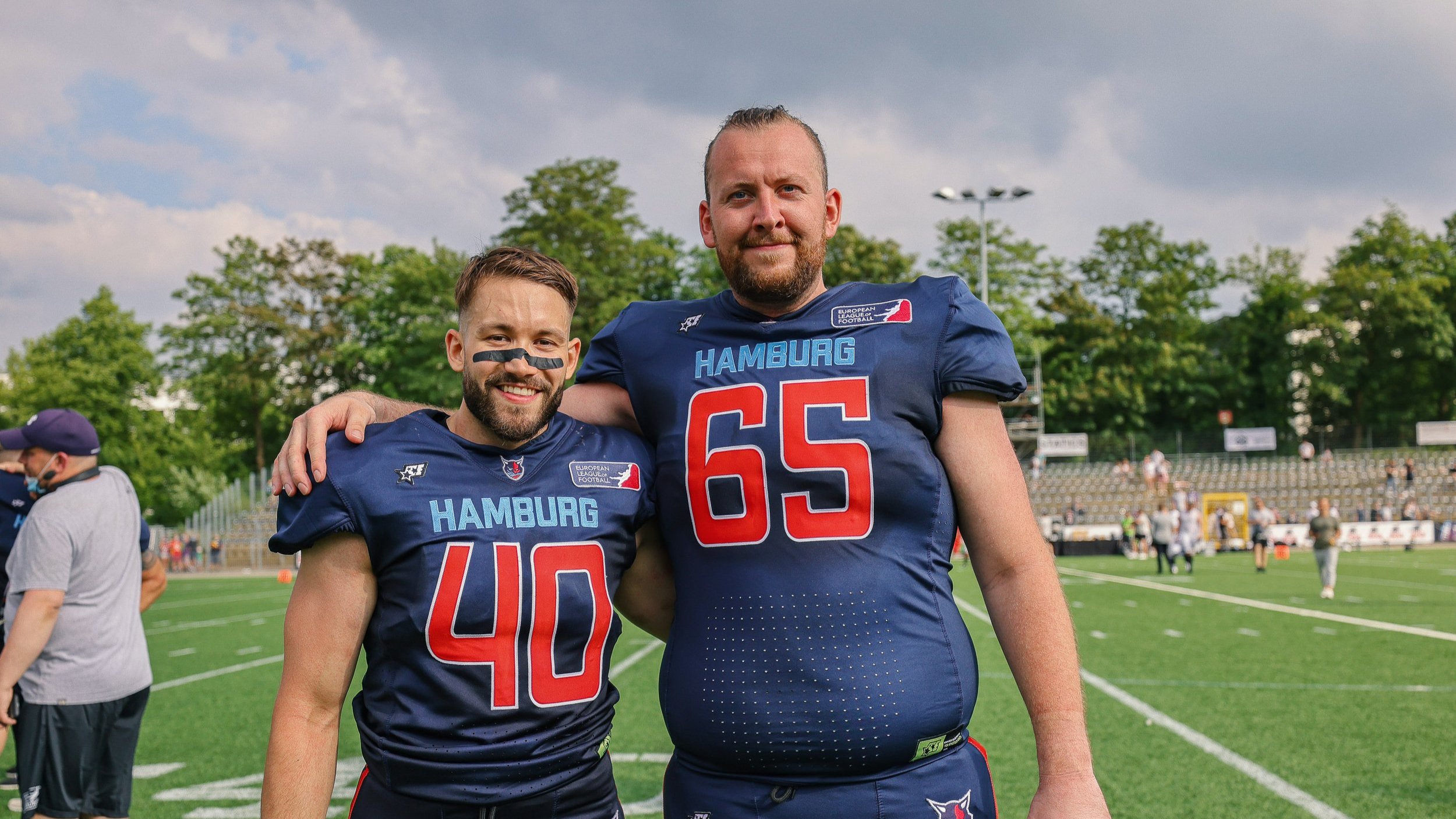 2-Meter-Hüne soll Flanke schützen! WIR verlängern mit Offensive Lineman Ron Mac Spiegel