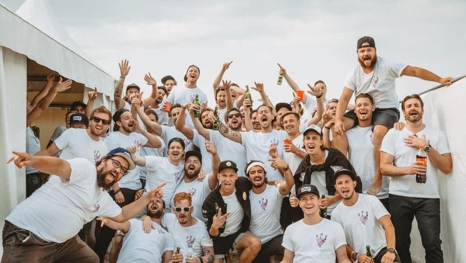Die wohl Schrägste Halftime-Show aller Zeiten: Hamburger Goldkehlchen singen am 11. Juni im Volksparkstadion