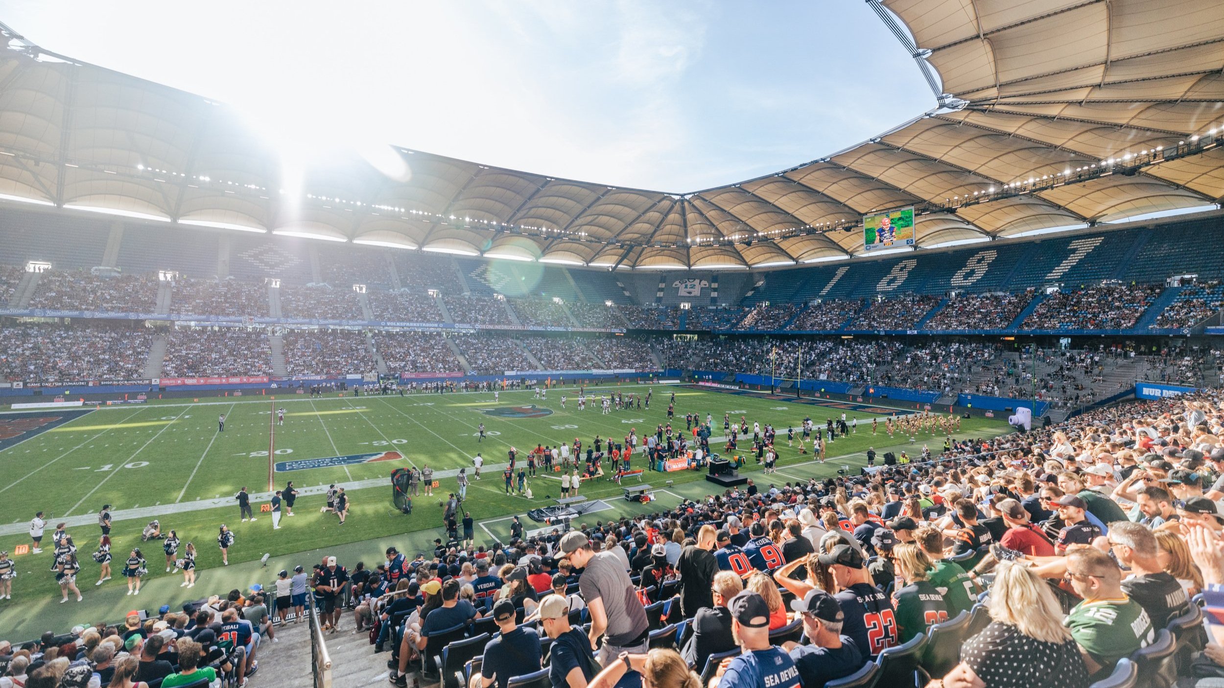 Hamburg Sea Devils spielen im Volksparkstadion vor Rekordkulisse! 32.500 Zuschauer genießen Footballsonntag bei bestem Wetter