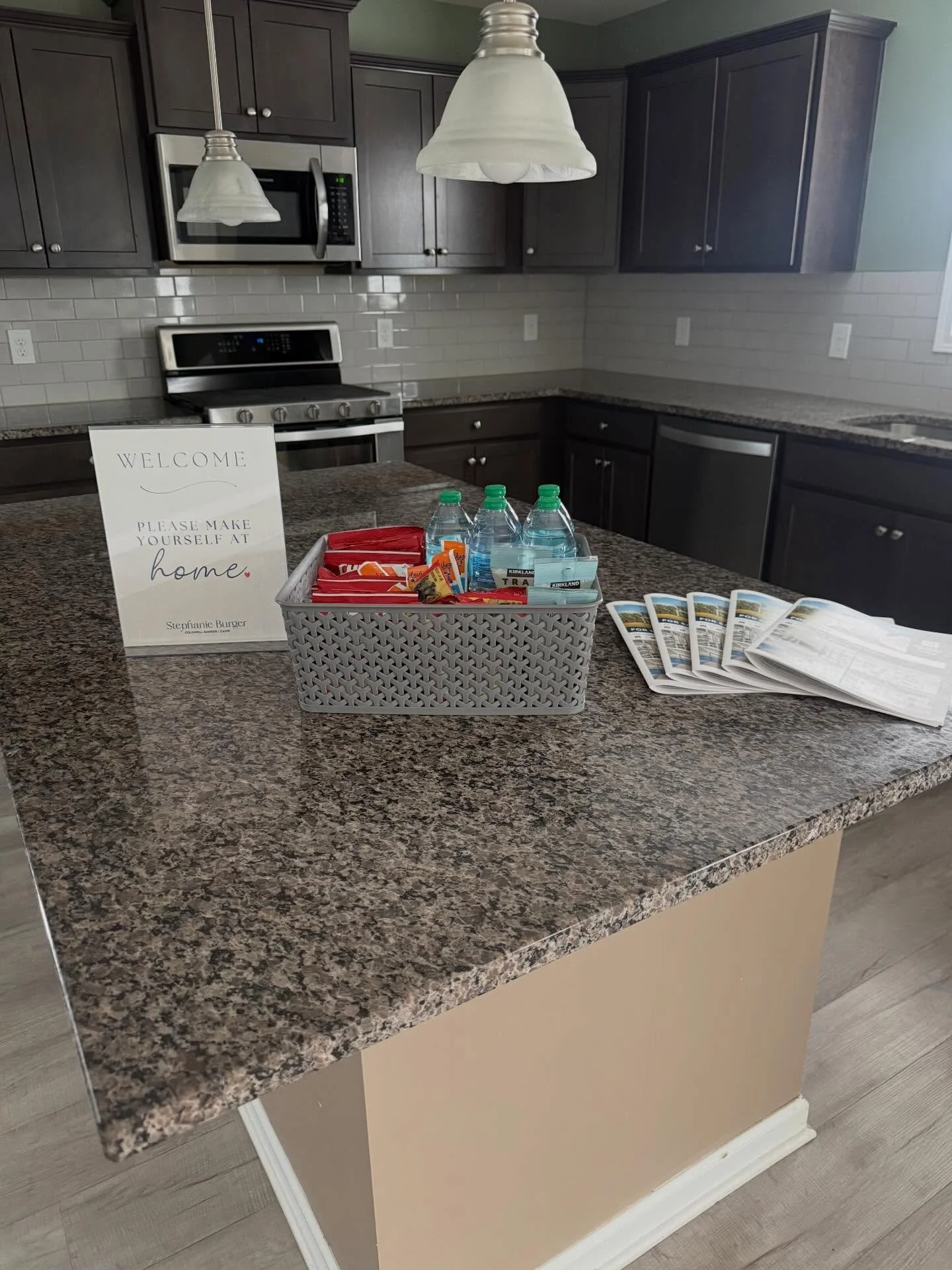 They say the way to the heart is through the stomach.. better believe my listings are stocked up with all the snacks! 🥰

#SoldOnStephanie
#YouDeserveTheBestInRealEstate
#CBCaine
#GreenvilleSCRealtor
#ILoveWhatIDo
🌐 www.SoldOnStephanie.com
⭐ 400+ 5-