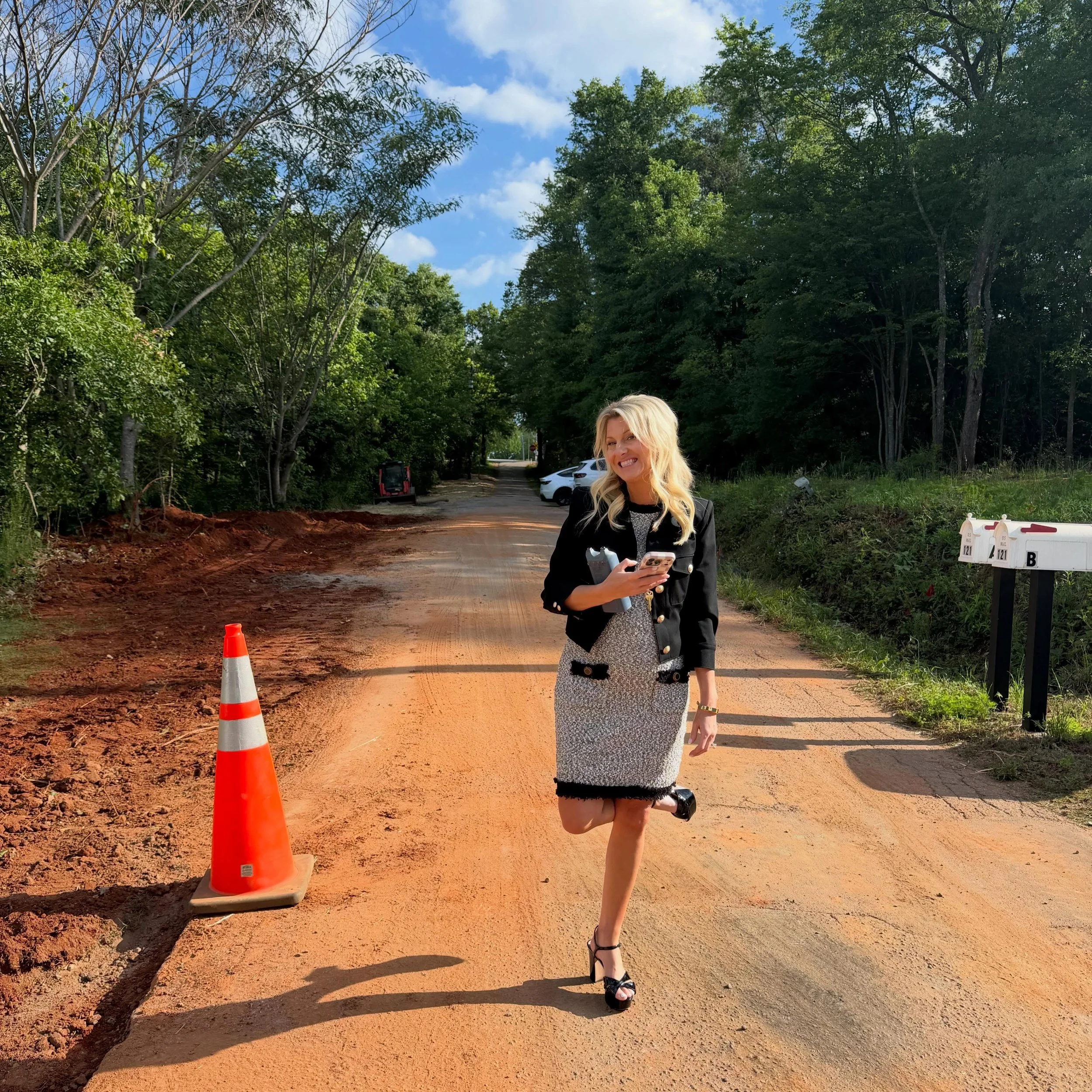 Red-dirt bottom shoes 😉👠 

Prepping for a new home to hit the market tomorrow, Walking distance to Taylors Mill!