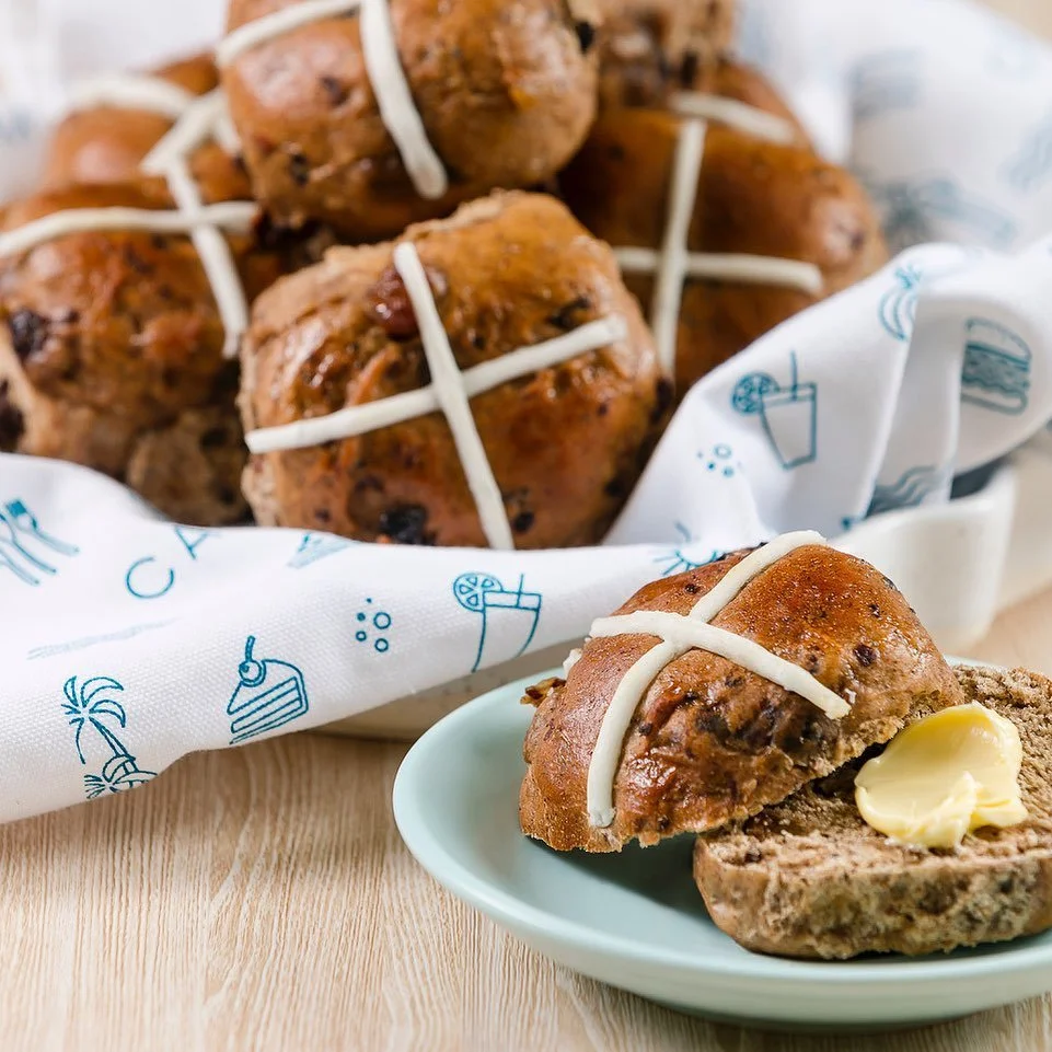 Never too early to be Hot Cross Bund out!! Pass me the butter 🧈 🤣 #hotcrossbuns #hotcrossbund #brisbaneadvertisingphotographer #brisbanefoodphotographer #advertisingphotographer #thomassainsbury