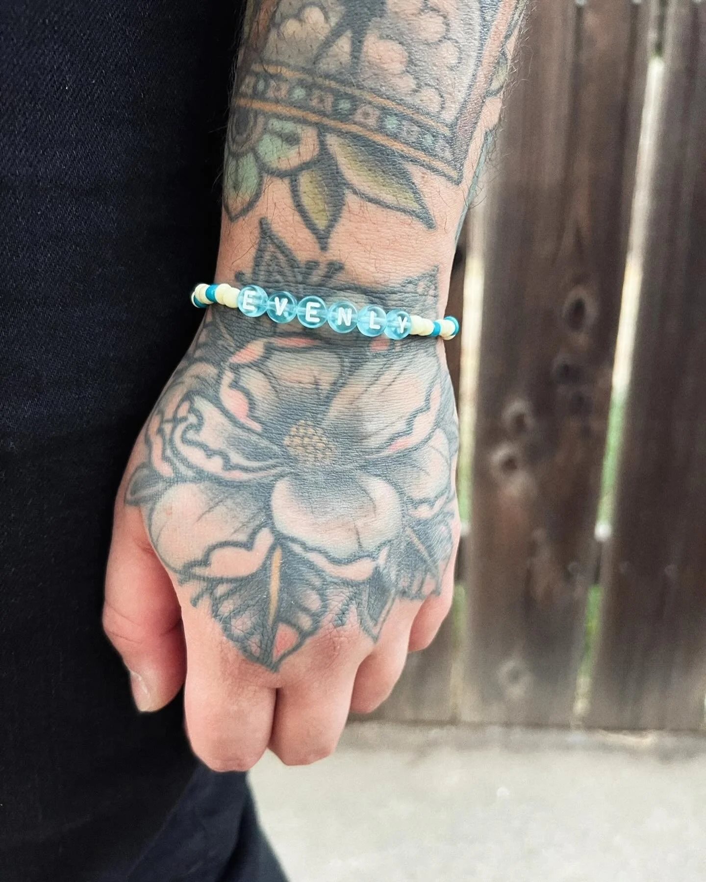 Bracelets for our besties 😉 aka everyone who places an order!! Cutie lil bracelet goes out with every shipment 🫶🏽