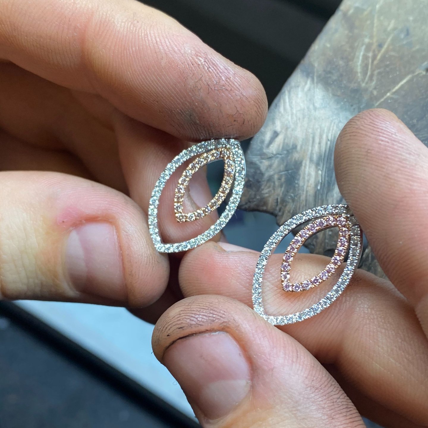 Crafted with precision and passion, right here in the heart of Australia. 🇦🇺 Our dedicated jewellers are the hands behind the brilliance, bringing to life the jewelry that tells your story. Here's a sneak peek behind the scenes, where every curve a