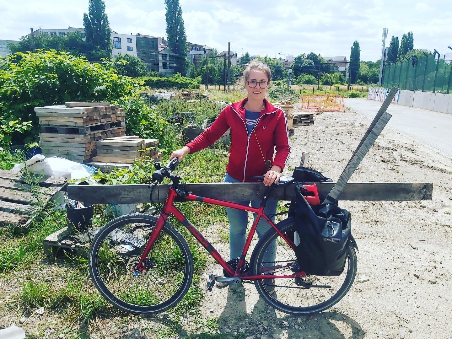 Laatste beladen fietstocht om het dak af te werken! 🚲🏠
Dernier v&eacute;lo &agrave; la finition du toit!🚴🏽&zwj;♀️
Nothing can stop us! 
Thanks @alemtraitdunion and volunteer Hakim for helping. Next up: installing all piping 🛠☔️👩🏻&zwj;🔧