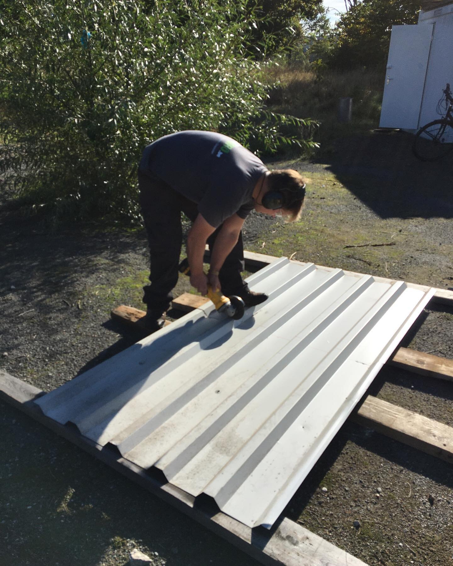 Working is&hellip; Helping construct a roof for your colleagues @buumplanters. 
Want to know where this new adventure started? Visit us Tuesdays in the afternoon at Van Praet (vuurkruisenlaan x oorlogskruisenlaan) 🌳🌿💦