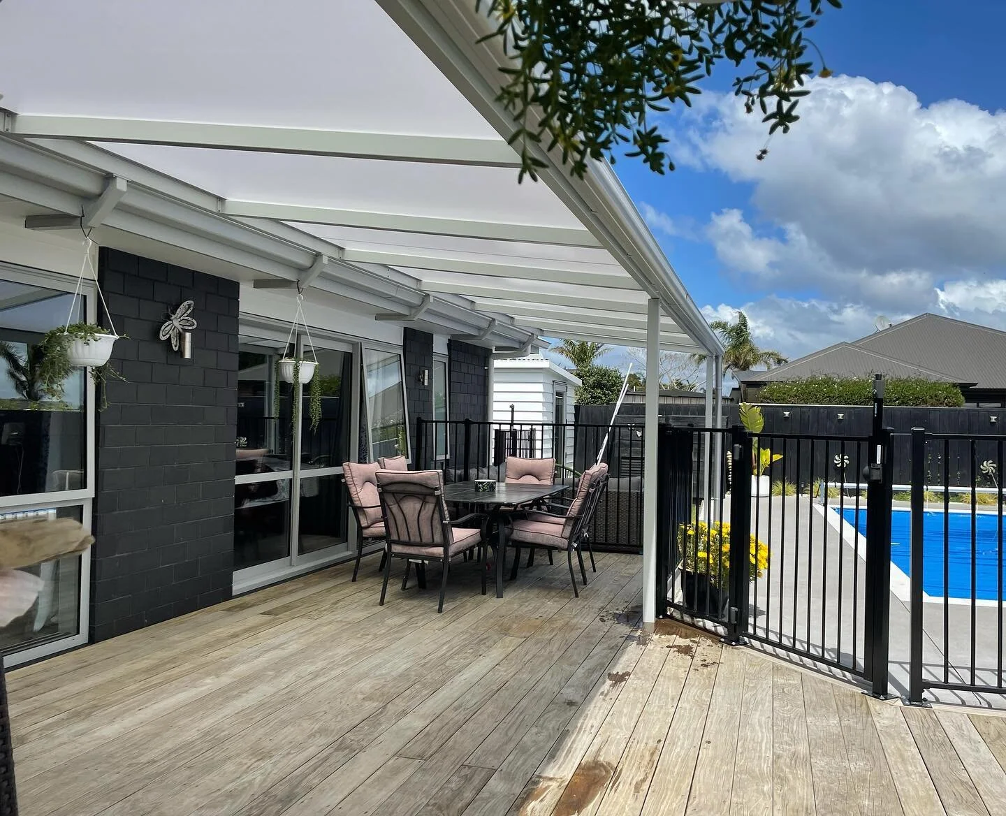 AquiloGola Outdoor Awning Install in Whitiaga. Aluminium Frame perfect for salt spray environments like Whitianga. The Sundream fabric roof skin provides cool shade without loosing light transmission. #aquilogola #aquilofabrication #whitianga #whitia