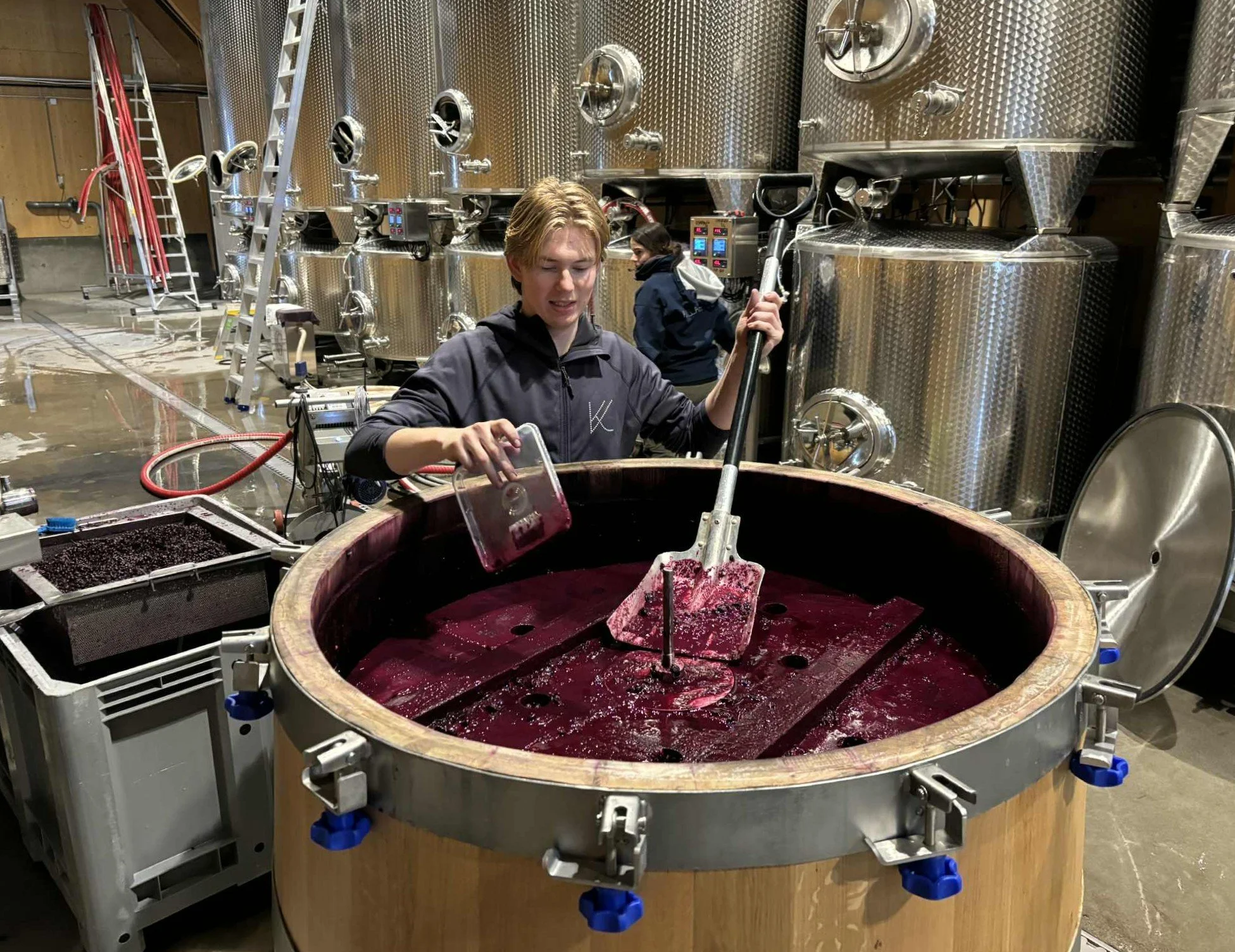 2025 Foto Lena Särnholm racking cellarwork winery.jpg