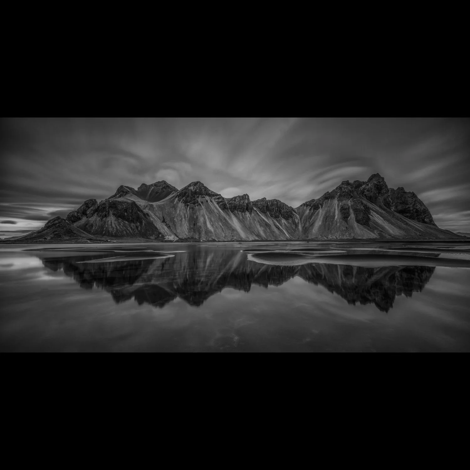 vestrahorn 2-1 bw.jpg
