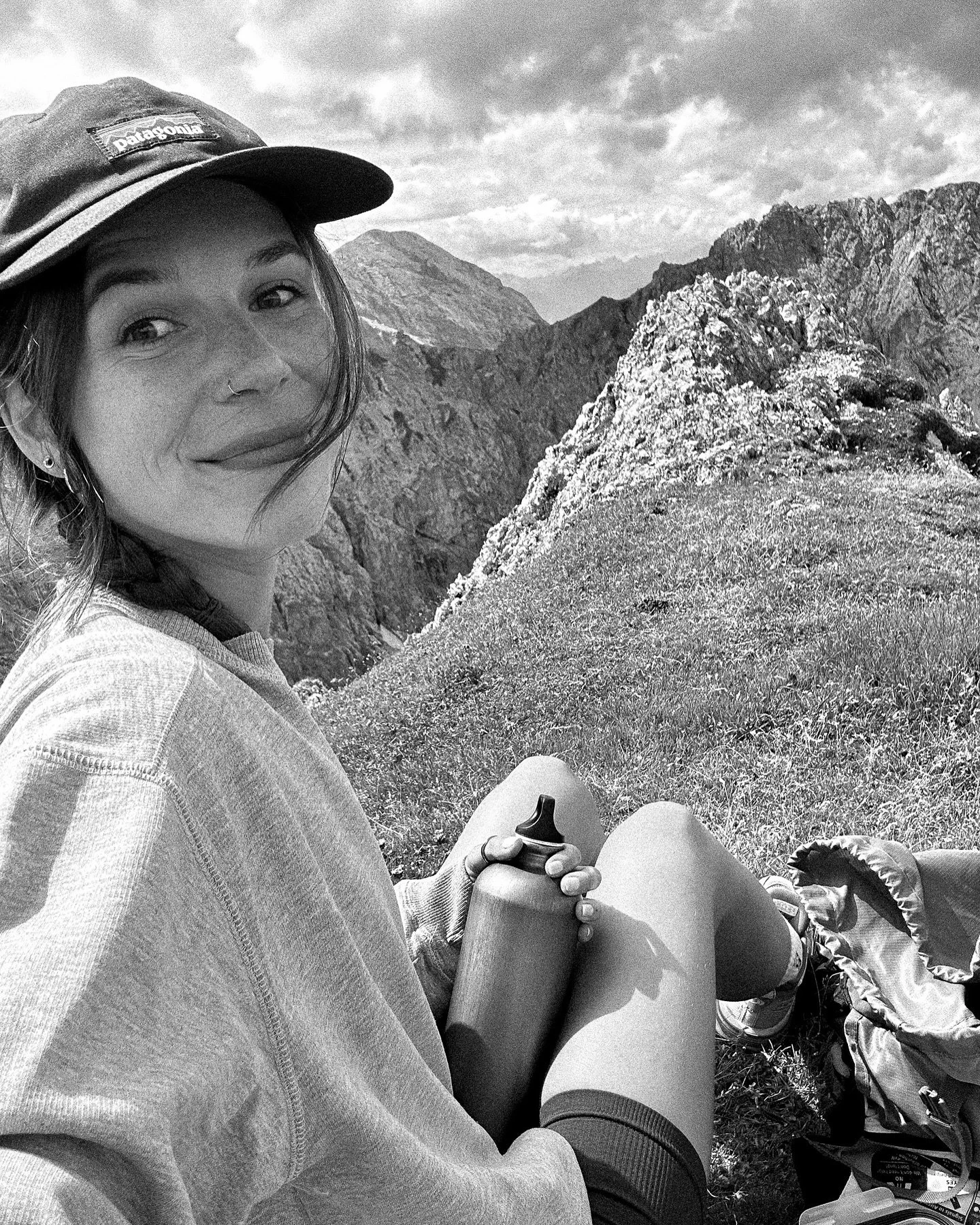 Ein warmes HEY an alle, die hier dazugekommen sind! 🤍

Ich bin Laura, mittlerweile etwas &uuml;ber 3 Jahre selbstst&auml;ndig als Brand, Grafik-&amp; Webdesignerin. Meine Heimat ist Bayern, seit einem Monat lebe ich jedoch Vollzeit in meinem selbsta