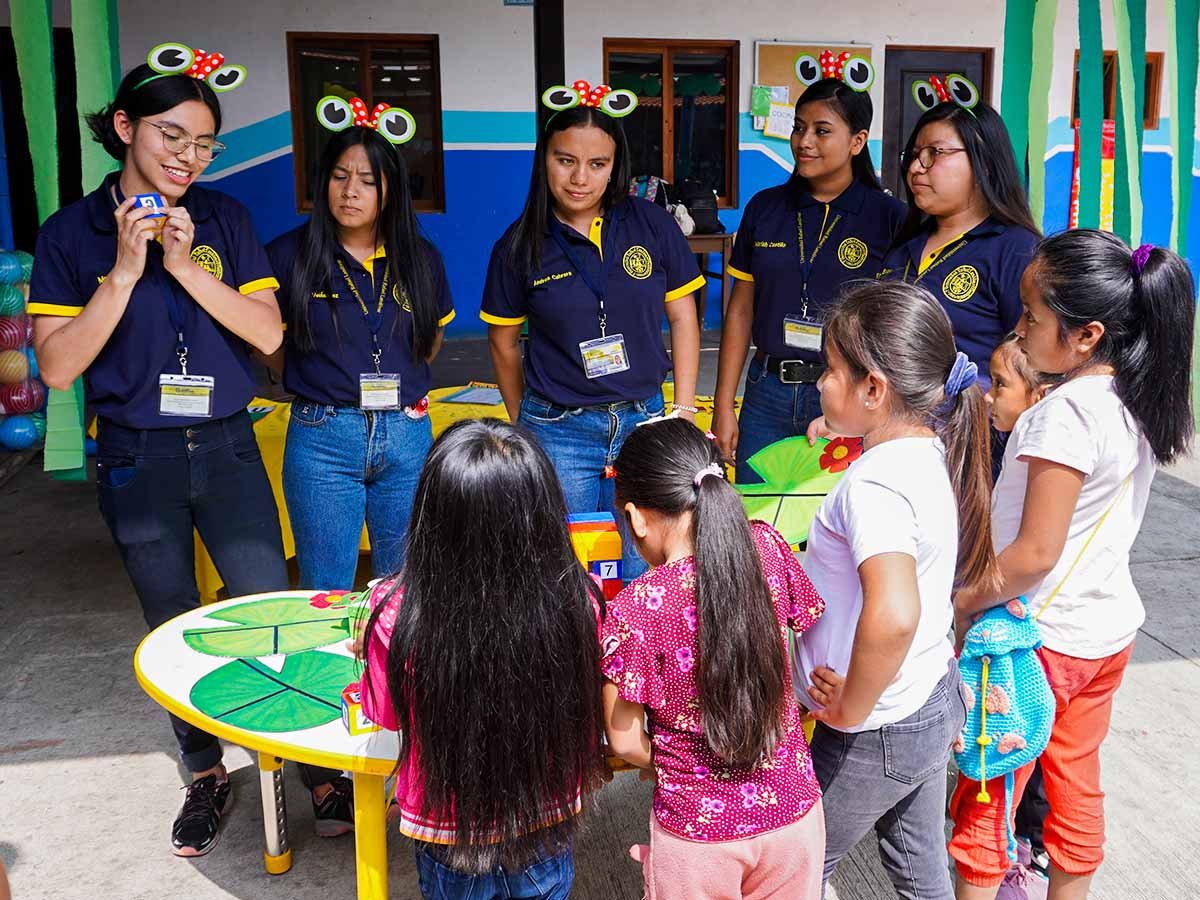 Educabox-URL-volunteers-internship-ngo-Guatemala-sponsor-child_0006_DSC00402.jpg