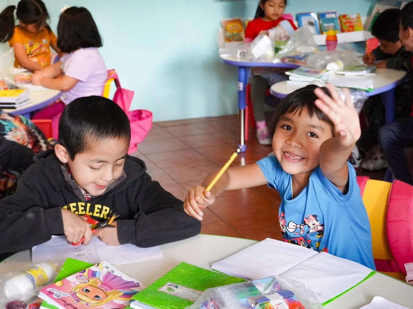 This is what a school day looks like 💙
Between notebooks, smiles, focus, and big dreams, our students continue building their future, one step at a time.

Thanks to those who are already part of the Amigos Program, these moments are possible. Your s