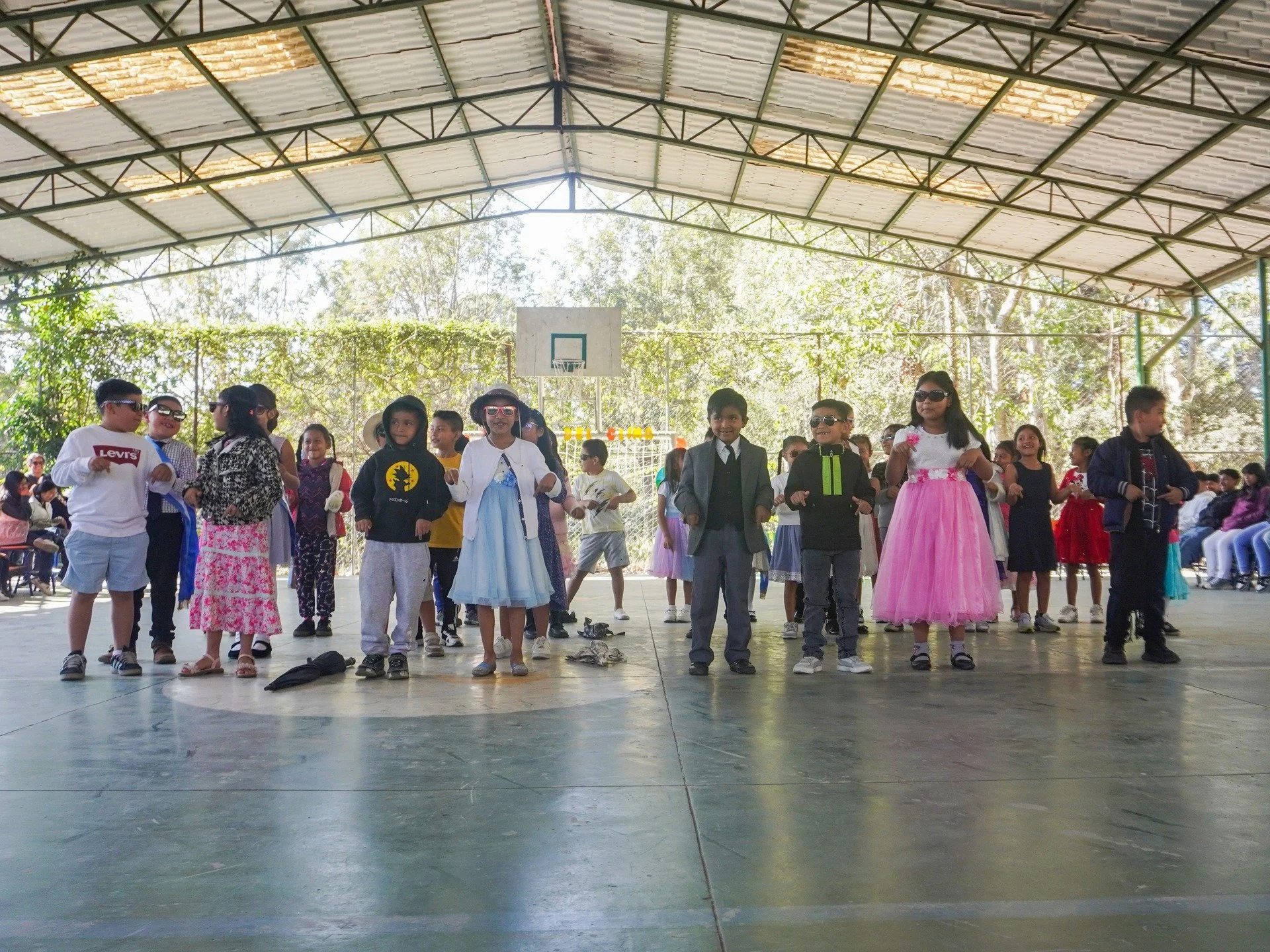 🌦️🌤️❄️ This is how we experienced our 1st grade assembly!

Our students learned about weather and the different climates of Guatemala, sharing what they discovered in a creative and participatory way.

💛 We love seeing them learn, express themselv