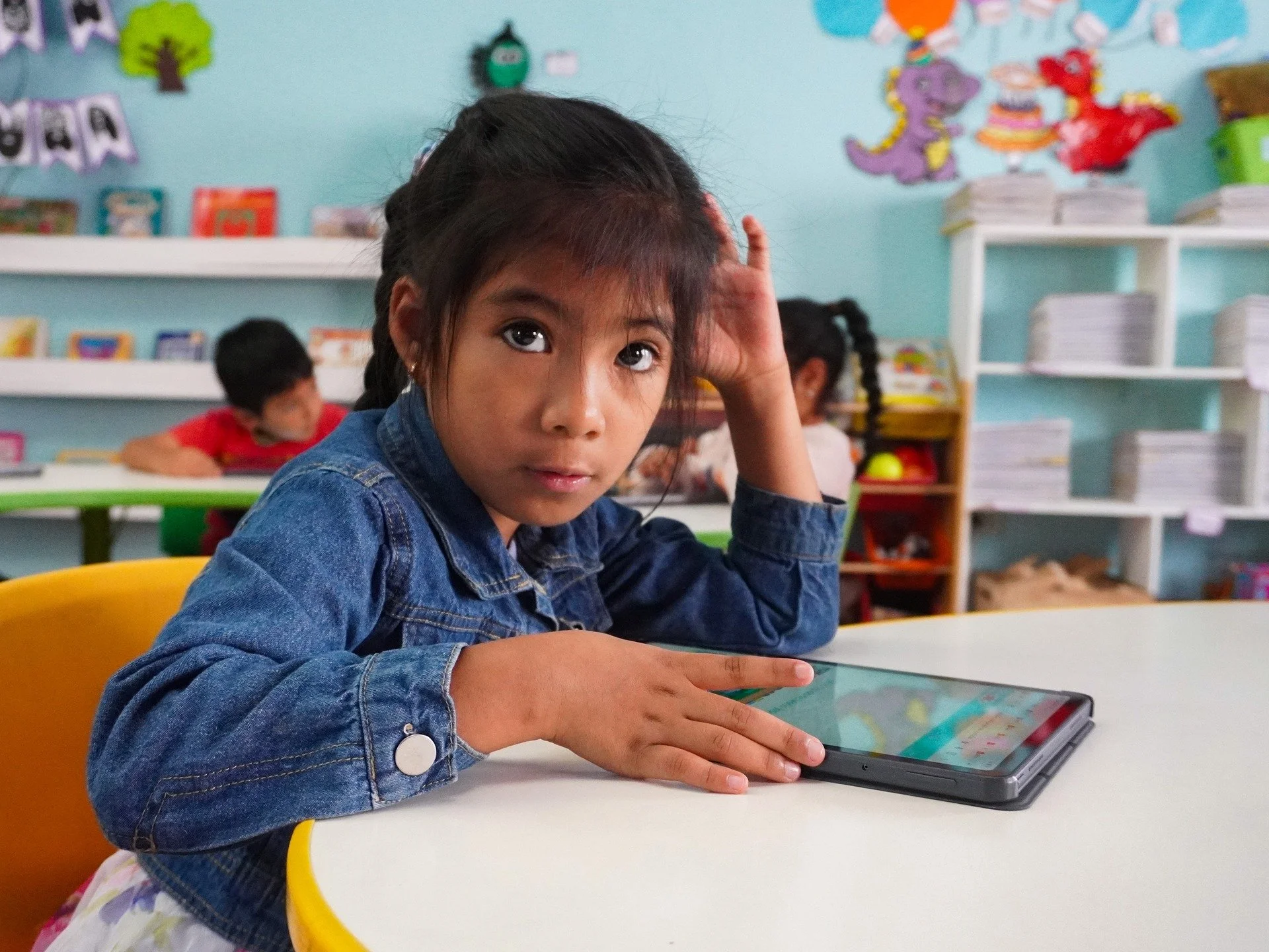 For many of our Prepa students, these moments with tablets are their very first experience using this kind of technology. With curiosity, excitement, and smiles, they explore, learn, and develop new skills in an interactive and engaging way.

Technol