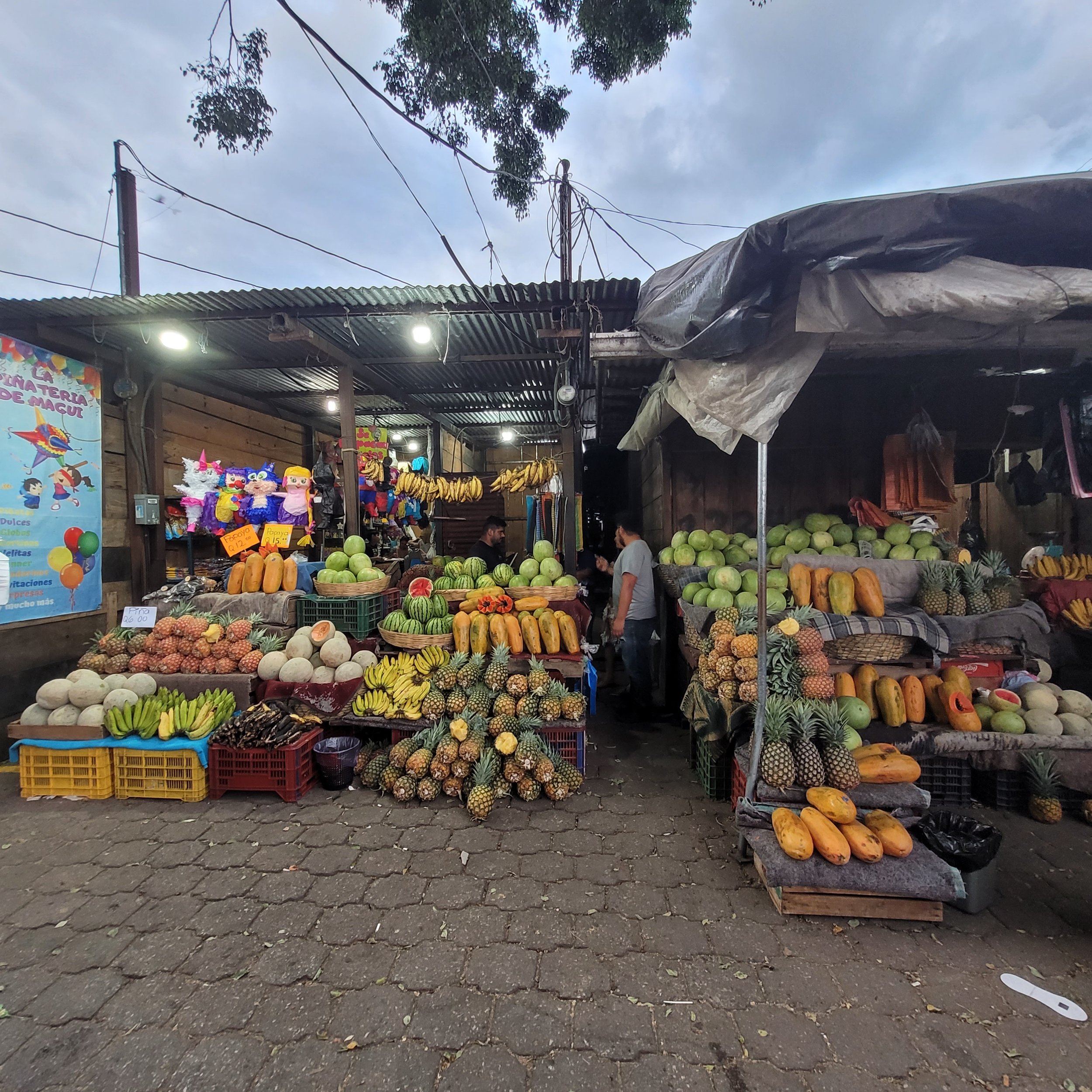Family_trip_Guate_markets.jpg