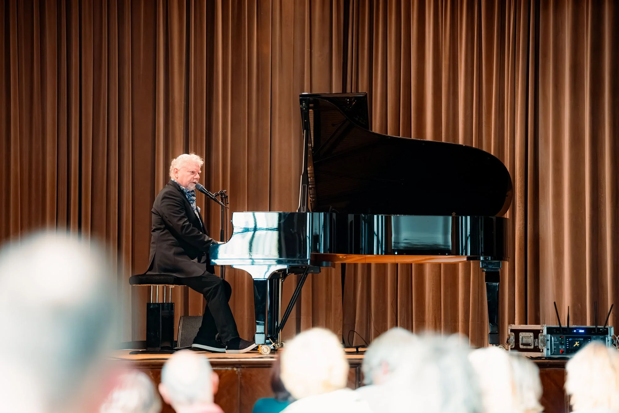 „Oj, hab ich gelacht!“: Roman Grinberg verbindet jüdischen Humor mit Wiener Schmäh im Belgischen Haus. Foto: Kay-Uwe Fischer / SHALOM-MUSIK.KOELN