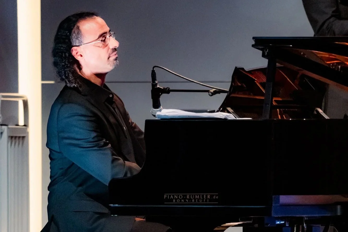 Uraufführung in der Flora: Komponist und Pianist Shay Cohen am Konzertflügel. Foto: Kay-Uwe Fischer / SHALOM-MUSIK.KOELN