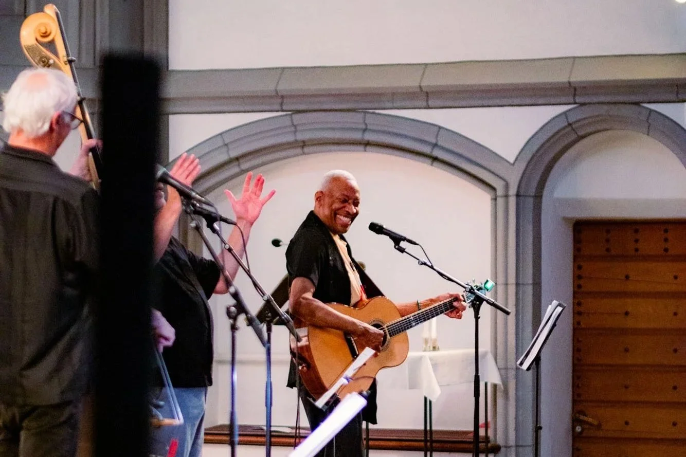Lieder der Bürgerrechtsbewegung: Singer-Songwriter Reggie Harris begeistert das Publikum in der Antoniterkirche. Foto: Kay-Uwe Fischer / SHALOM-MUSIK.KOELN