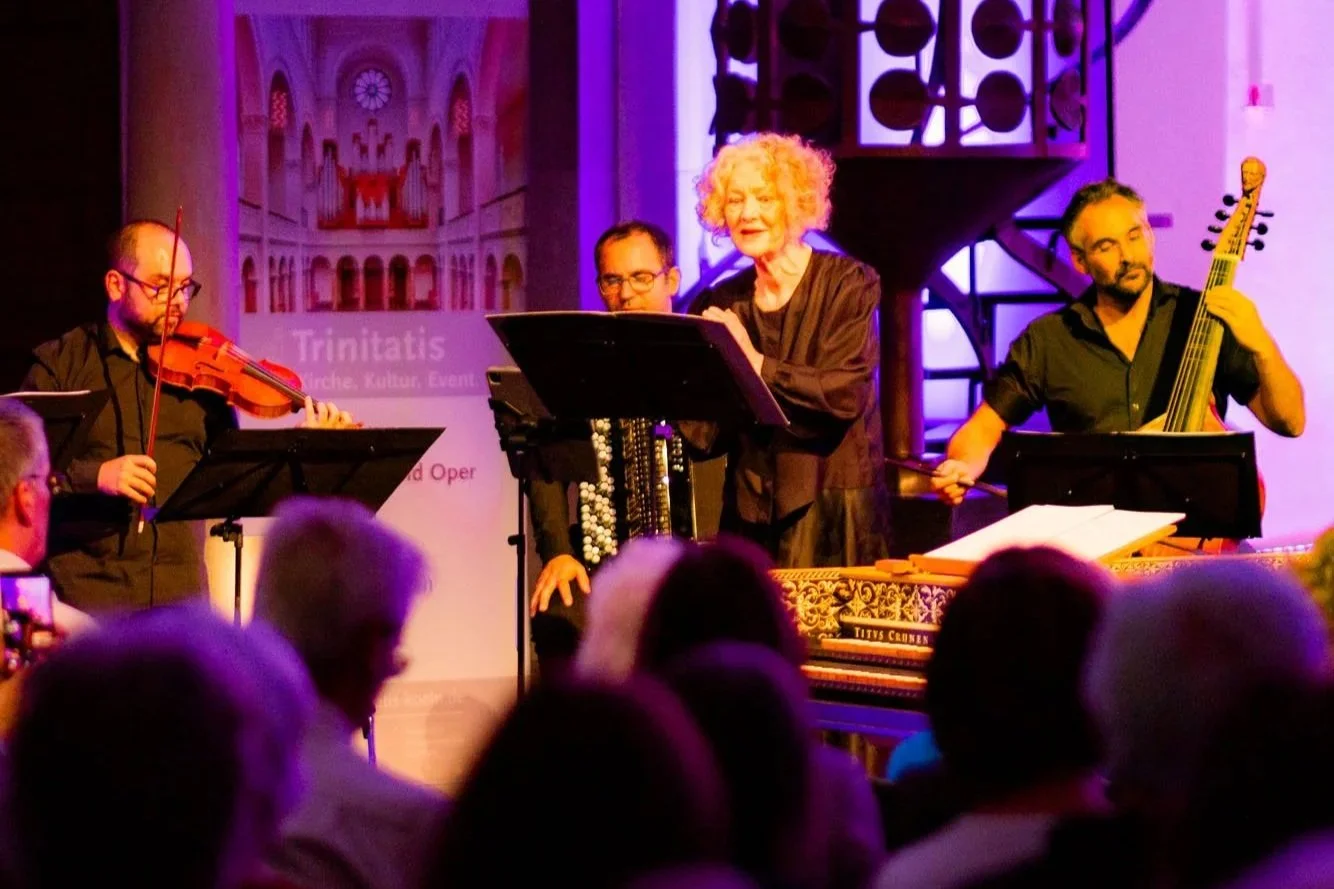 „Mizmor le David – Psalmen Davids“: Dame Emma Kirkby und das Ensemble Ārt House 17 beim Abschlusskonzert in der Trinitatiskirche. Foto: Kay-Uwe Fischer / SHALOM-MUSIK.KOELN