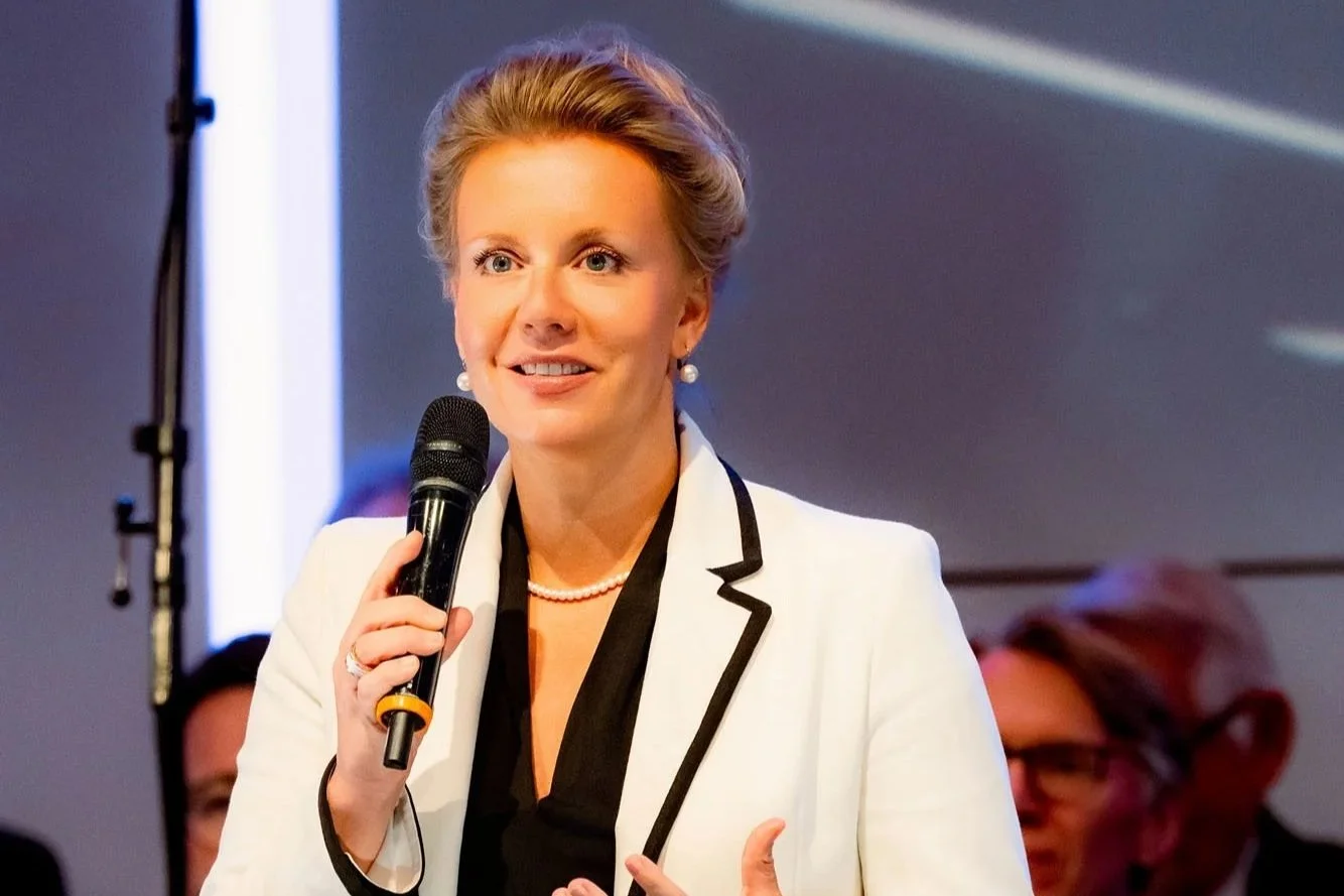 Grußwort des Landes NRW: Kulturministerin Ina Brandes beim Eröffnungskonzert in der Flora Köln. Foto: Kay-Uwe Fischer / SHALOM-MUSIK.KOELN