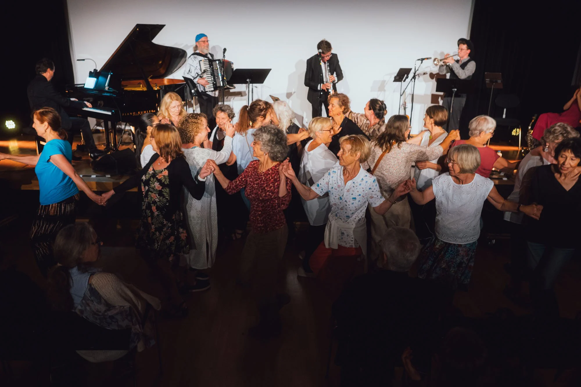 Mitreißende Energie im MAKK: Das Publikum tanzt zur Musik des Yiddish Summer Weimar. Foto: Kay-Uwe Fischer / SHALOM-MUSIK.KOELN