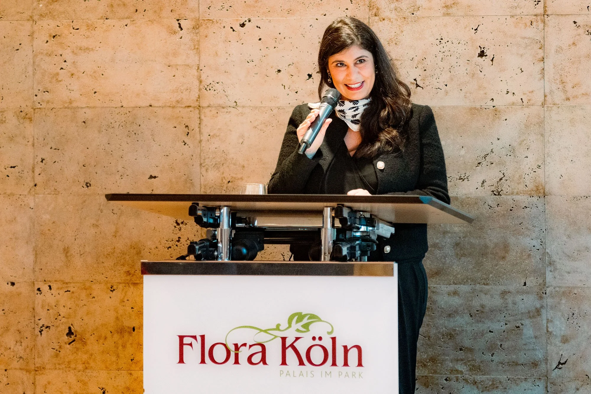 Grußwort der Stadt Köln: Bürgermeisterin Derya Karadag bei der Festivaleröffnung in der Flora. Foto: Kay-Uwe Fischer / SHALOM-MUSIK.KOELN