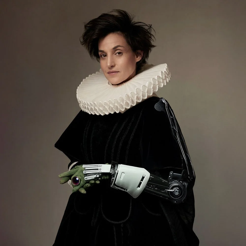 Künstlerisches Porträt der Cembalistin Tamar Halperin in einem historischen schwarzen Samtkleid mit weißer Halskrause, kombiniert mit einer futuristischen Roboter-Armprothese.