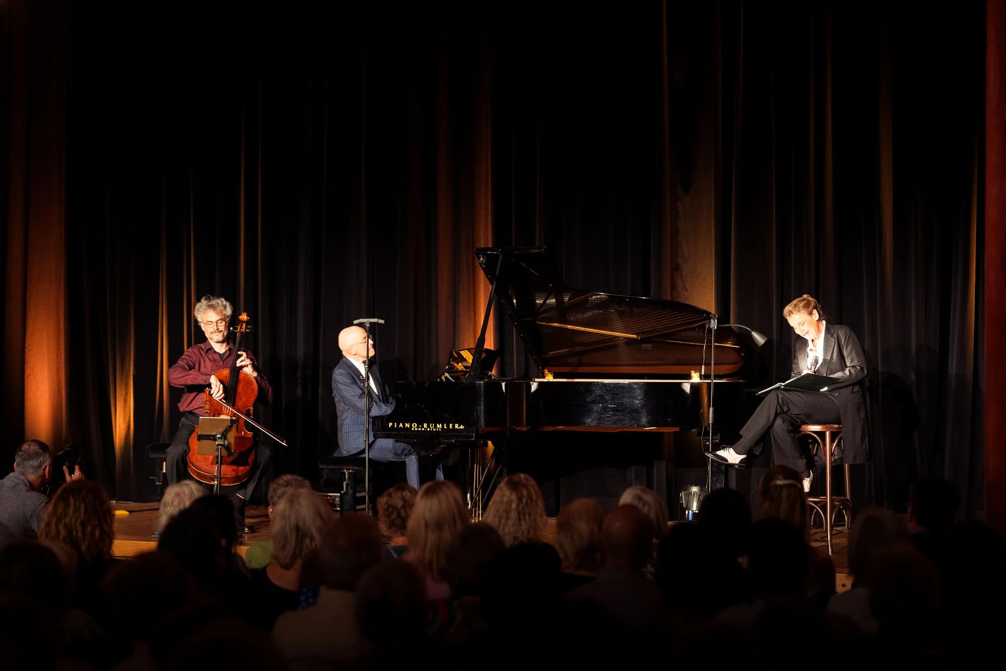 Witz, Schärfe und Cello-Klänge: Tina Teubner, Andreas Müller und Ben Süverkrüp mit „Offenbachs Geheimnis“ im MAKK. Foto: Kay-Uwe Fischer / SHALOM-MUSIK.KOELN