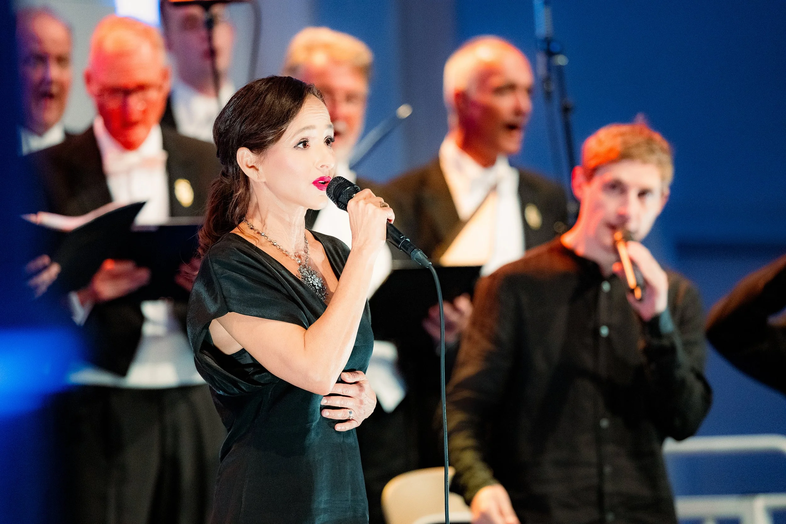 Lebensfroher Festivalauftakt in der Kölner Flora: Sharon Brauner, Beatboxer Paul Brenning und der Kölner Männer-Gesang-Verein. Foto: Kay-Uwe Fischer / SHALOM-MUSIK.KOELN
