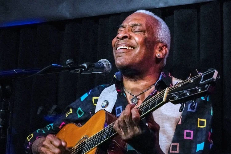 Reggie Harris singt und spielt Gitarre live im Konzert