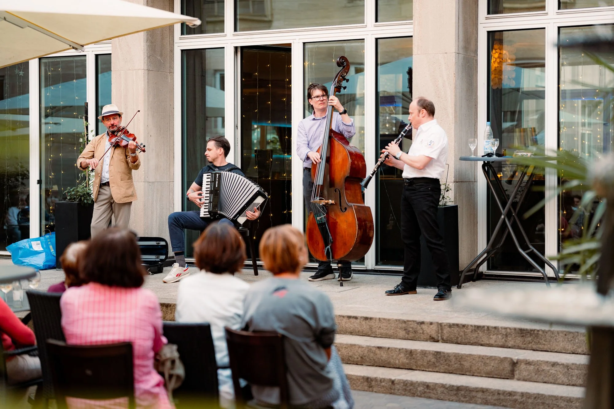 Klezmer unter den Domspitzen: Zahlreiche Gäste lauschen im Innenhof des Consiliums den Klängen des Langen Tages. Foto: Kay-Uwe Fischer / SHALOM-MUSIK.KOELN