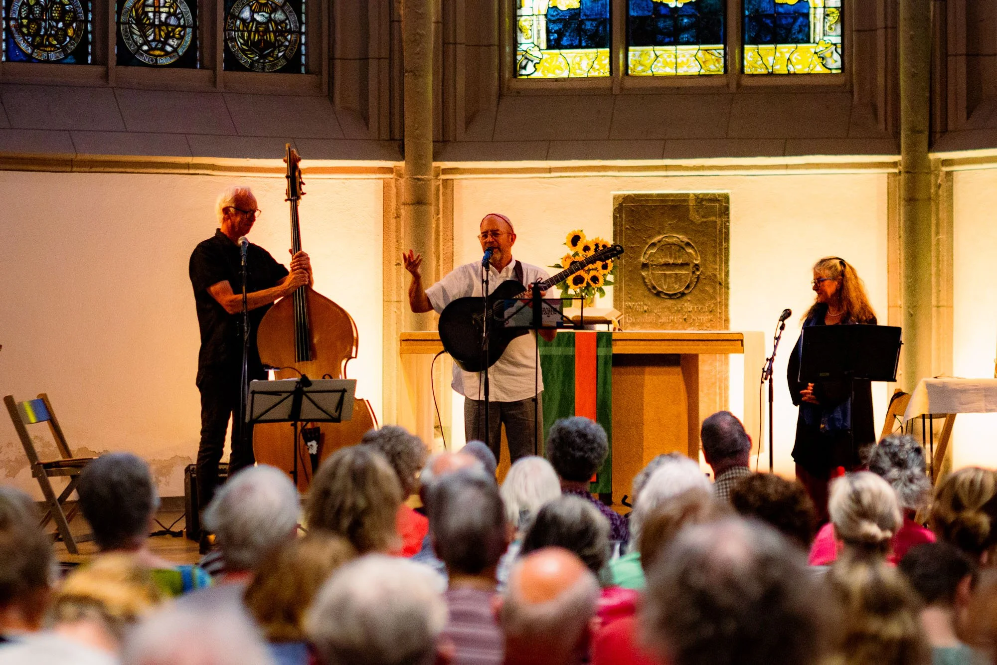 Gemeinsam den Schabbat begrüßen: Rabbi Jonathan Kligler, Robert Bard und Jalda Rebling beim Open Shabbat in der Antoniterkirche. Foto: Kay-Uwe Fischer / SHALOM-MUSIK.KOELN