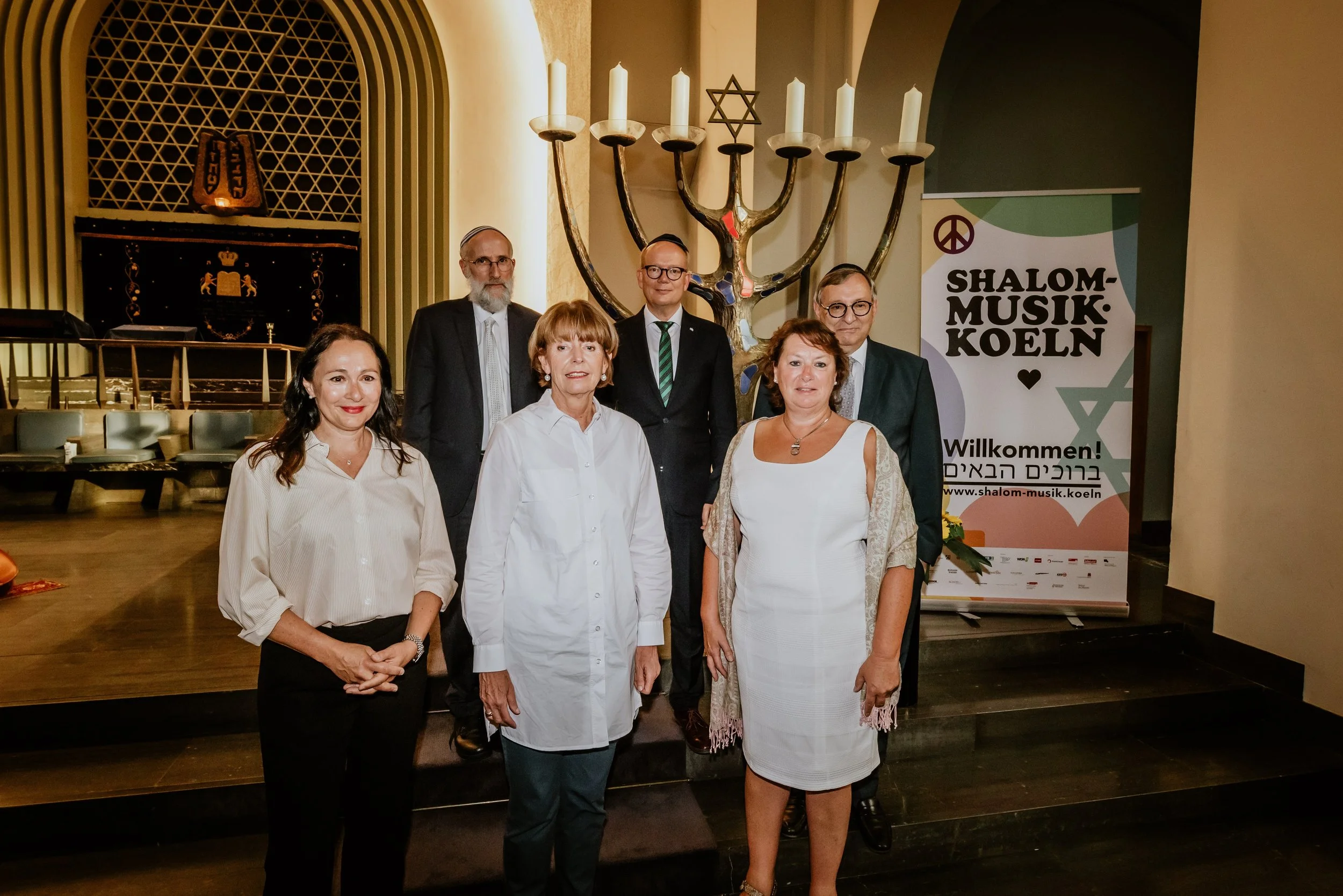 Claudia Hessel, Yechiel Brukner, Henriette REker, André Kuper, Anne Henk-Hollstein & Abrahem Lehrer (v.l.n.r.) in der Kölner SYNAGOGE (@ForumKulturDialog/Vera_Drewke)