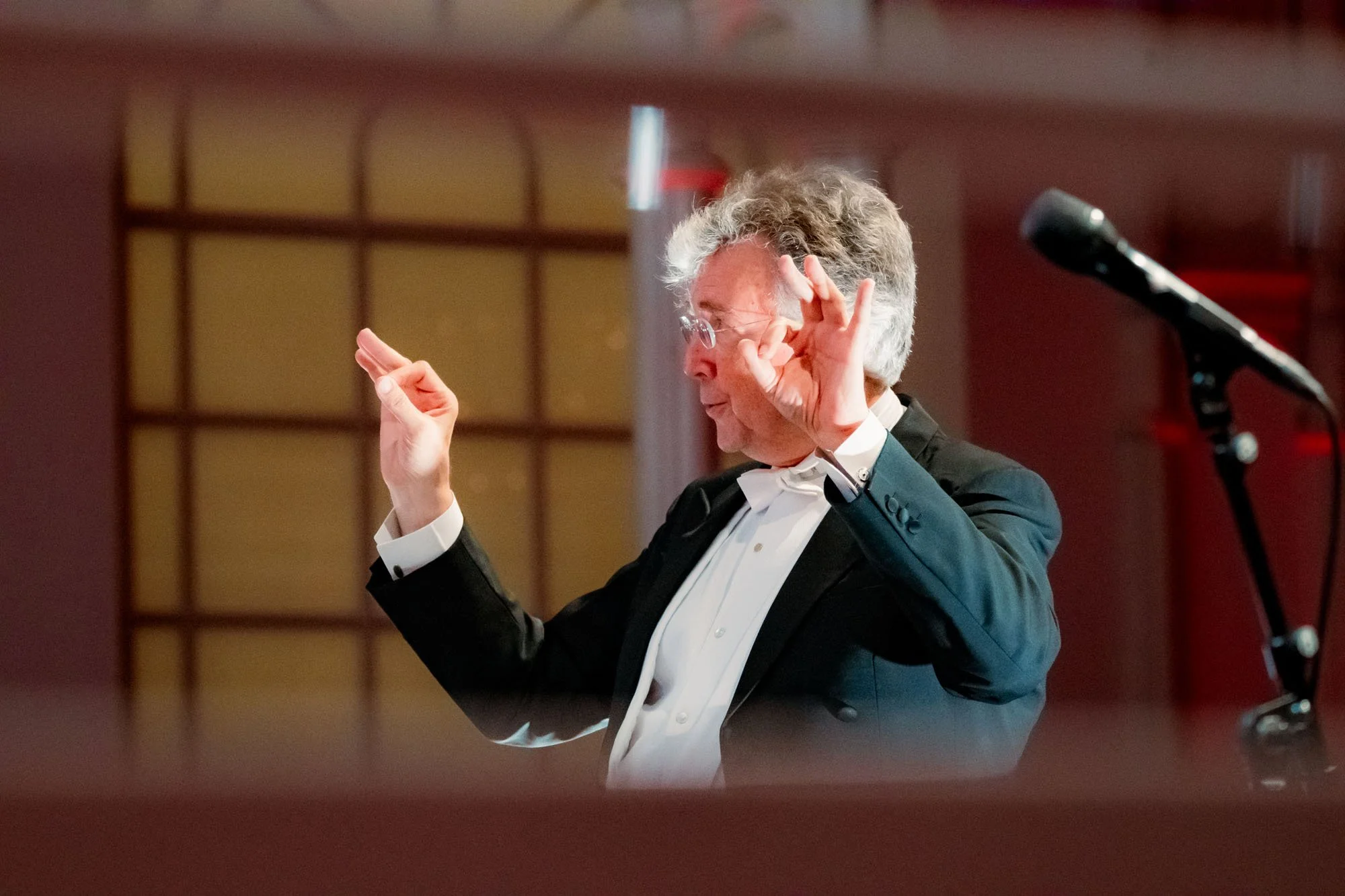 Leidenschaftliches Dirigat: Bernhard Steiner leitet den Kammerchor des Kölner Männer-Gesang-Vereins in der Flora. Foto: Kay-Uwe Fischer / SHALOM-MUSIK.KOELN