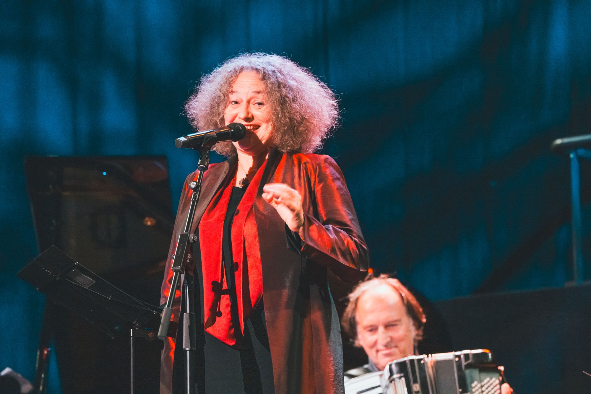 „Auf dem Weg“: Shura Lipovsky und das Ensemble Novaya Shira mit berührenden jiddischen Liedern in der Volksbühne am Rudolfplatz. Foto: Kay-Uwe Fischer / SHALOM-MUSIK.KOELN