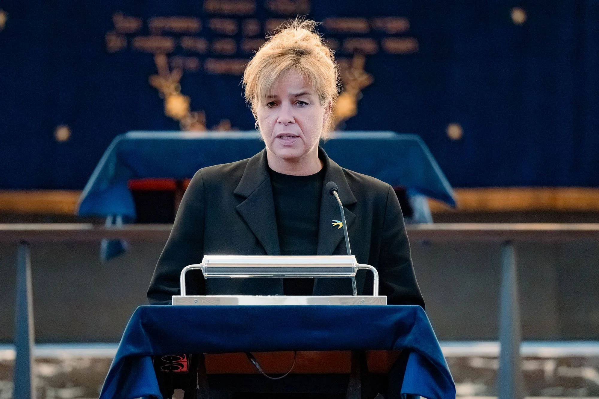 Grußwort in der Synagoge: Mona Neubaur, stellvertretende Ministerpräsidentin des Landes NRW. Foto: Kay-Uwe Fischer / SHALOM-MUSIK.KOELN