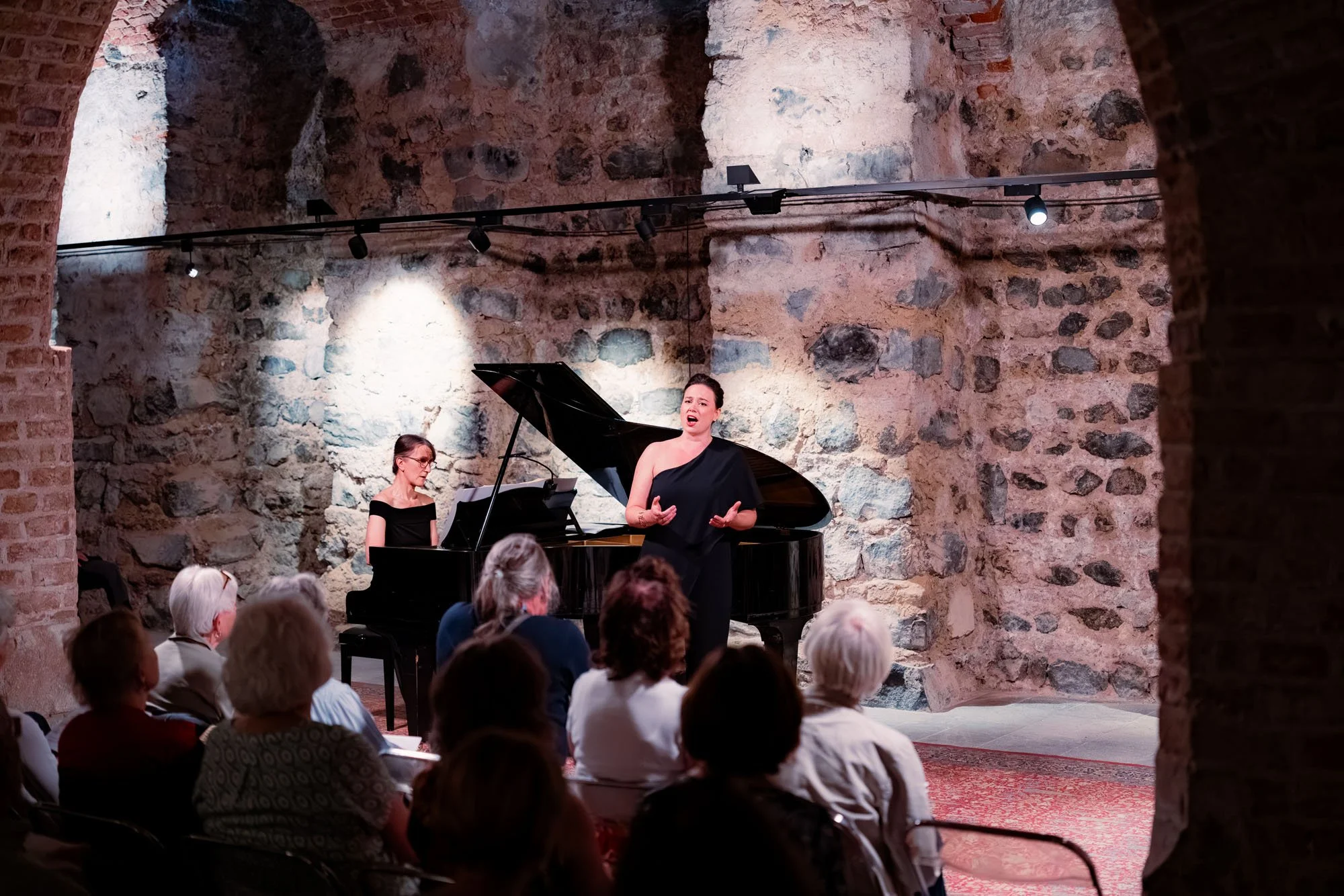 100 Jahre jüdisches Lied: Pia Viola Buchert und Tatjana Dravenau mit dem Programm „Eisnacht“ im Sancta Clara Keller. Foto: Kay-Uwe Fischer / SHALOM-MUSIK.KOELN