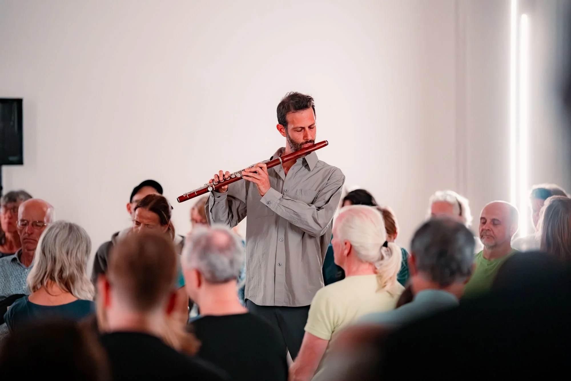 Eindringliche Klänge am historischen Ort: Flötist Roy Amotz mit dem Werk „Fuga“ im Kölner EL-DE-Haus. Foto: Kay-Uwe Fischer / SHALOM-MUSIK.KOELN