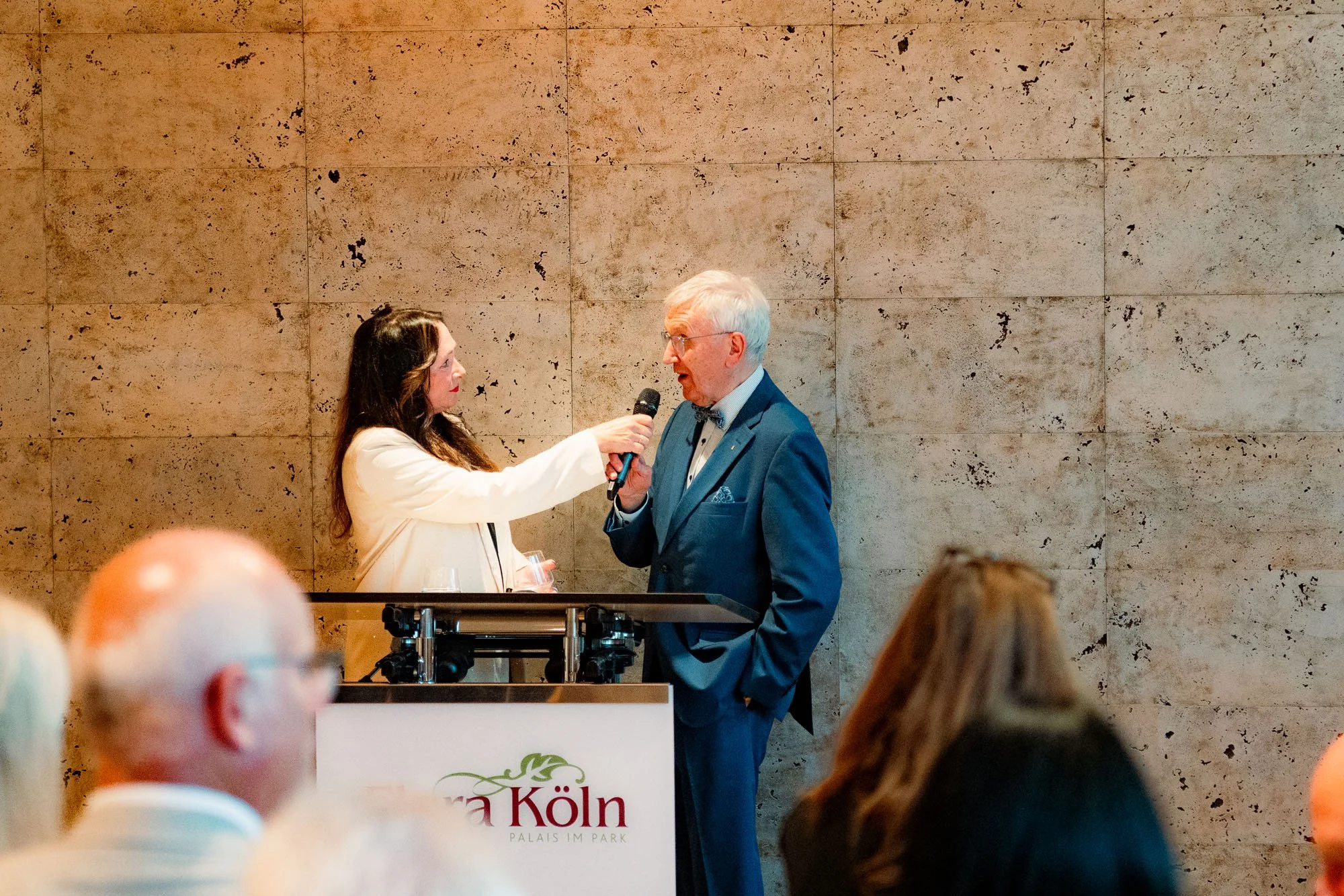 Im Gespräch zur Eröffnung: Claudia Hessel im Dialog mit KMGV-Präsident Gerd-Kurt Schwieren in der Flora. Foto: Kay-Uwe Fischer / SHALOM-MUSIK.KOELN