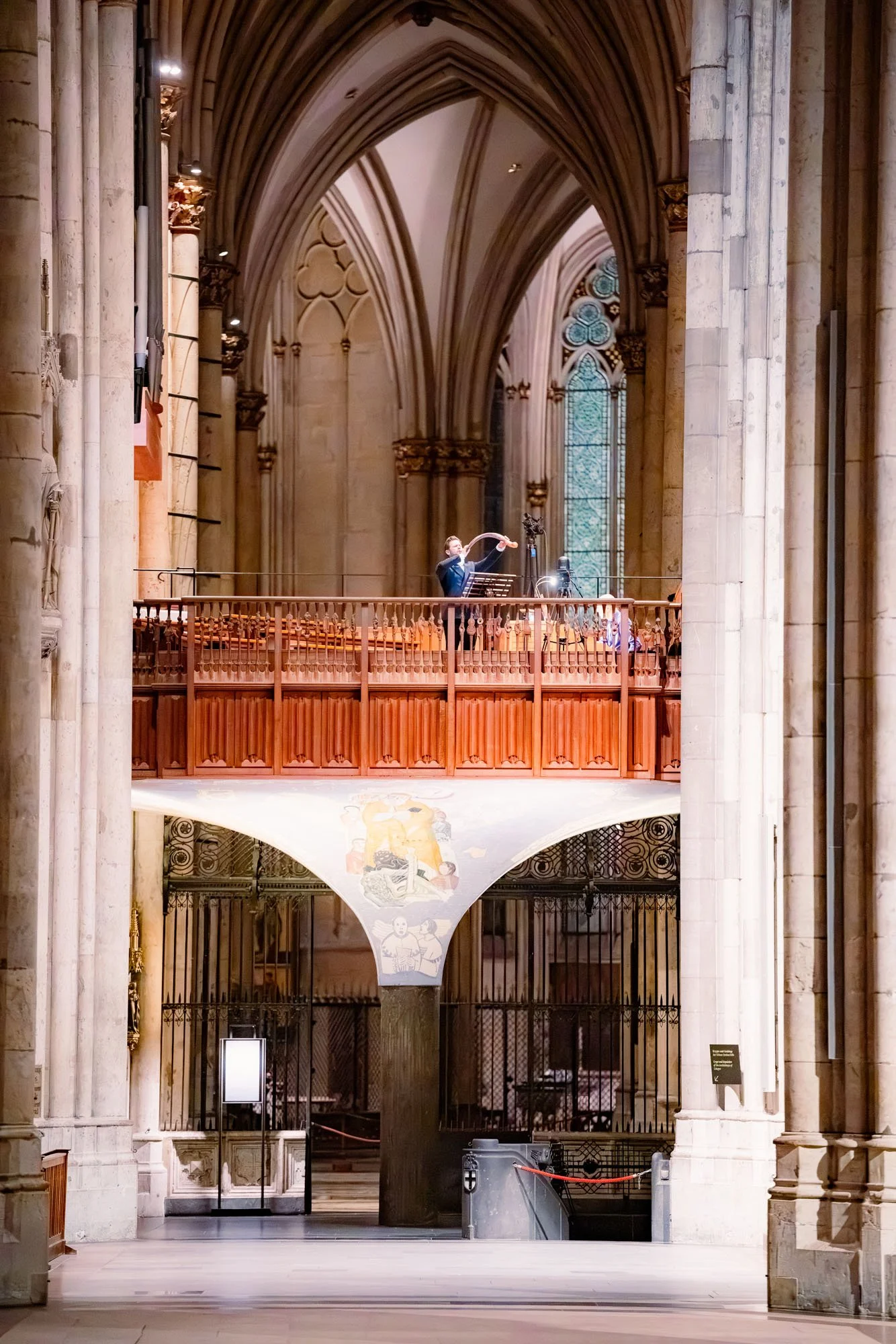 Klang im weiten Kirchenschiff: Schofarspiel von der Empore des Kölner Doms. Foto: Kay-Uwe Fischer / SHALOM-MUSIK.KOELN