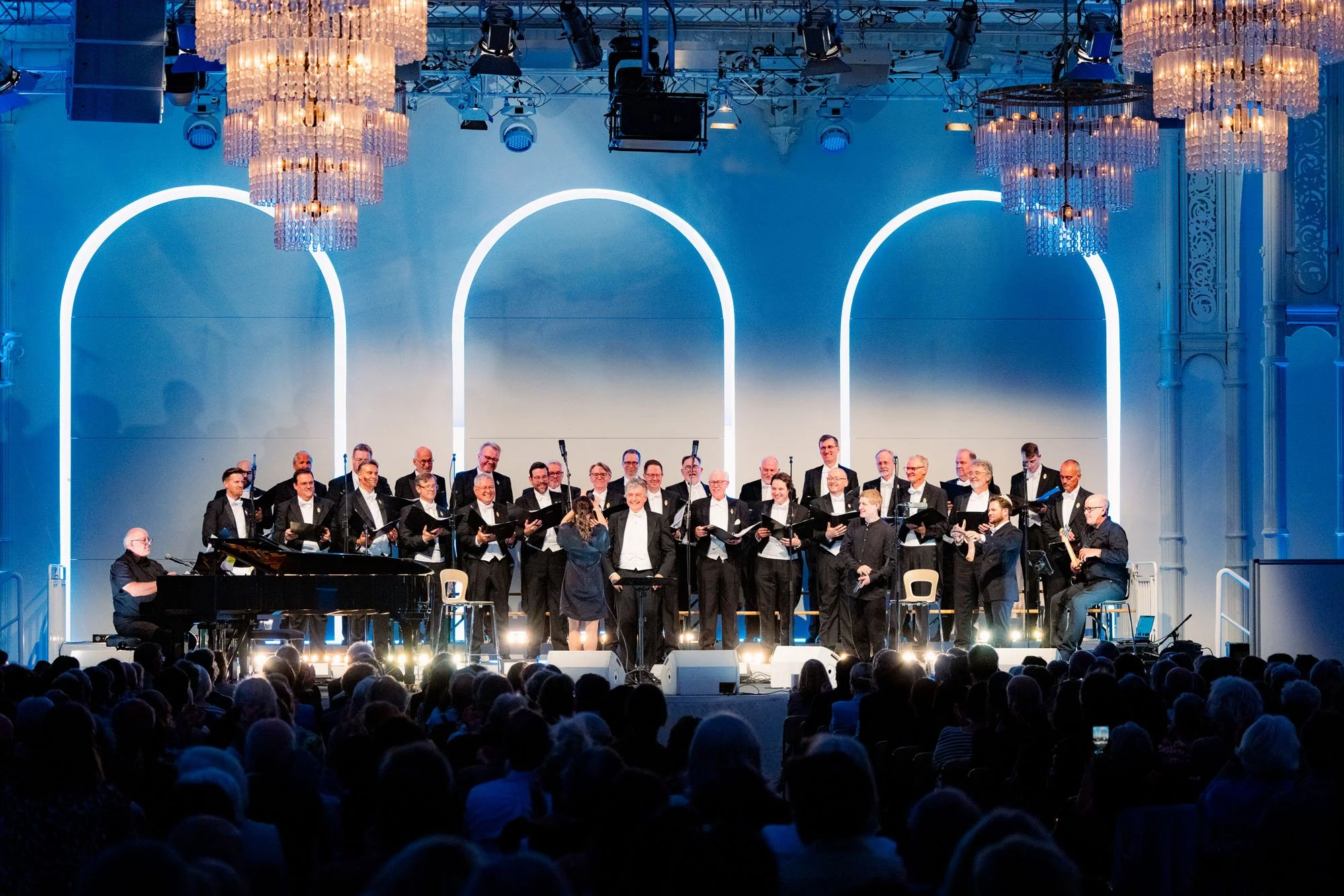 Klanggewaltiger Eröffnungsabend: Der Kölner Männer-Gesang-Verein im Palais im Park der Flora. Foto: Kay-Uwe Fischer / SHALOM-MUSIK.KOELN